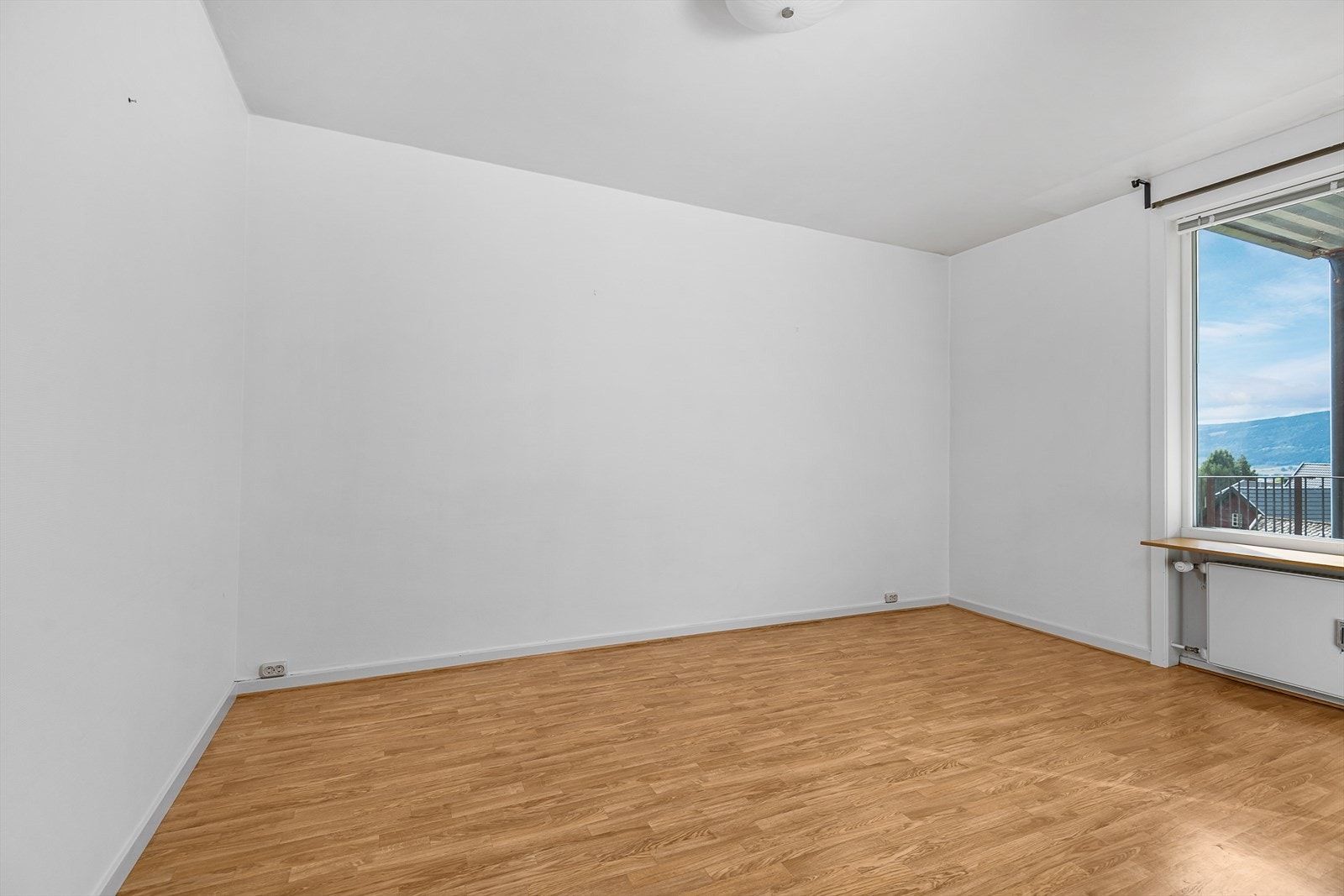 Plass til sofa og et lite spisebord Galleribilde