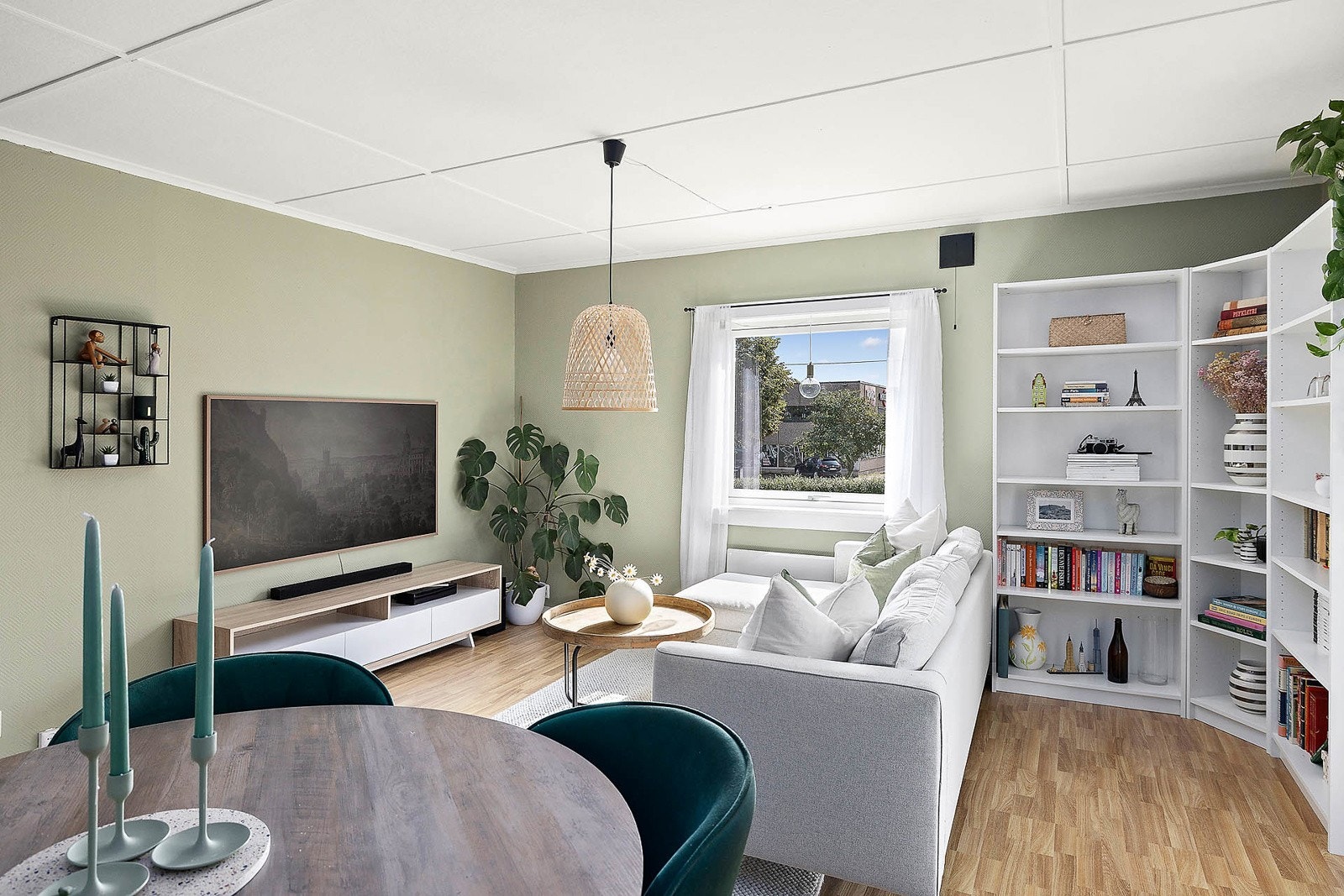 Stue har plass for salong og spisestue Galleribilde