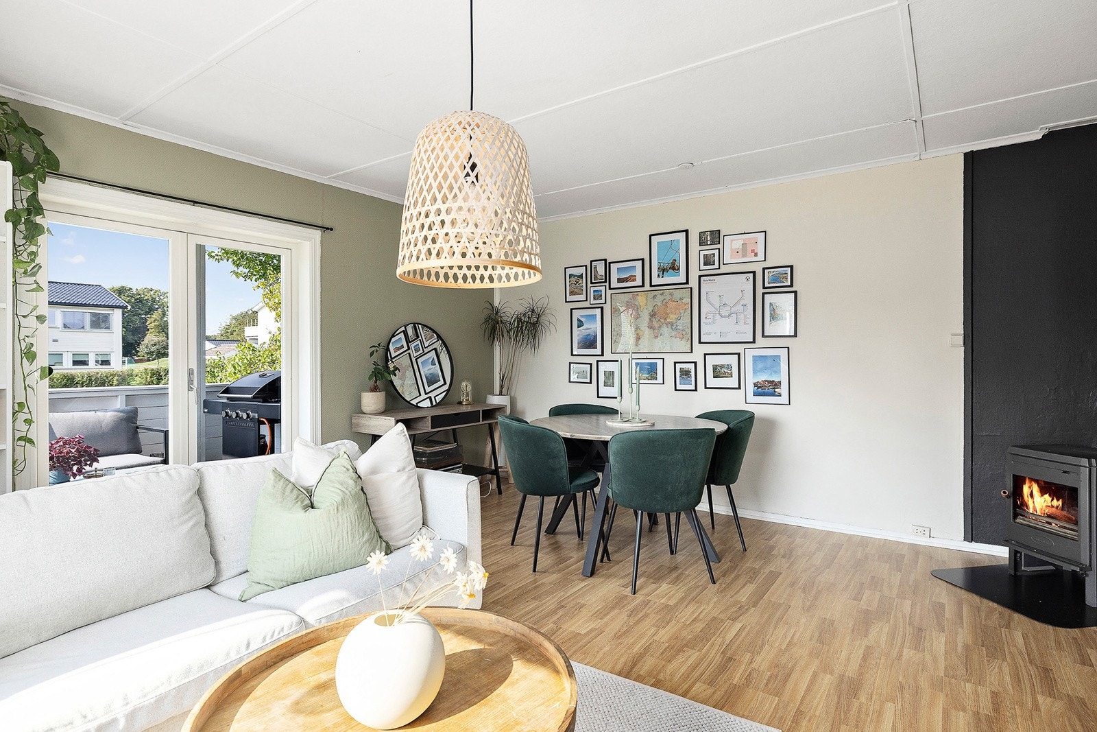 Stuen har utgang til solrik balkong Galleribilde