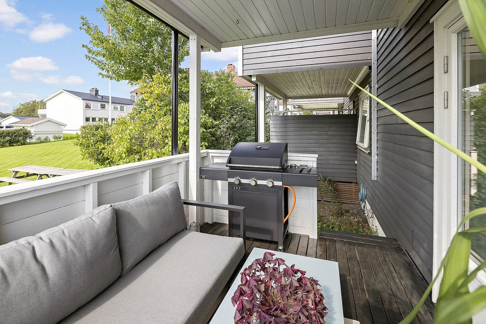 Balkong har trapp ned til felles plenområde Galleribilde