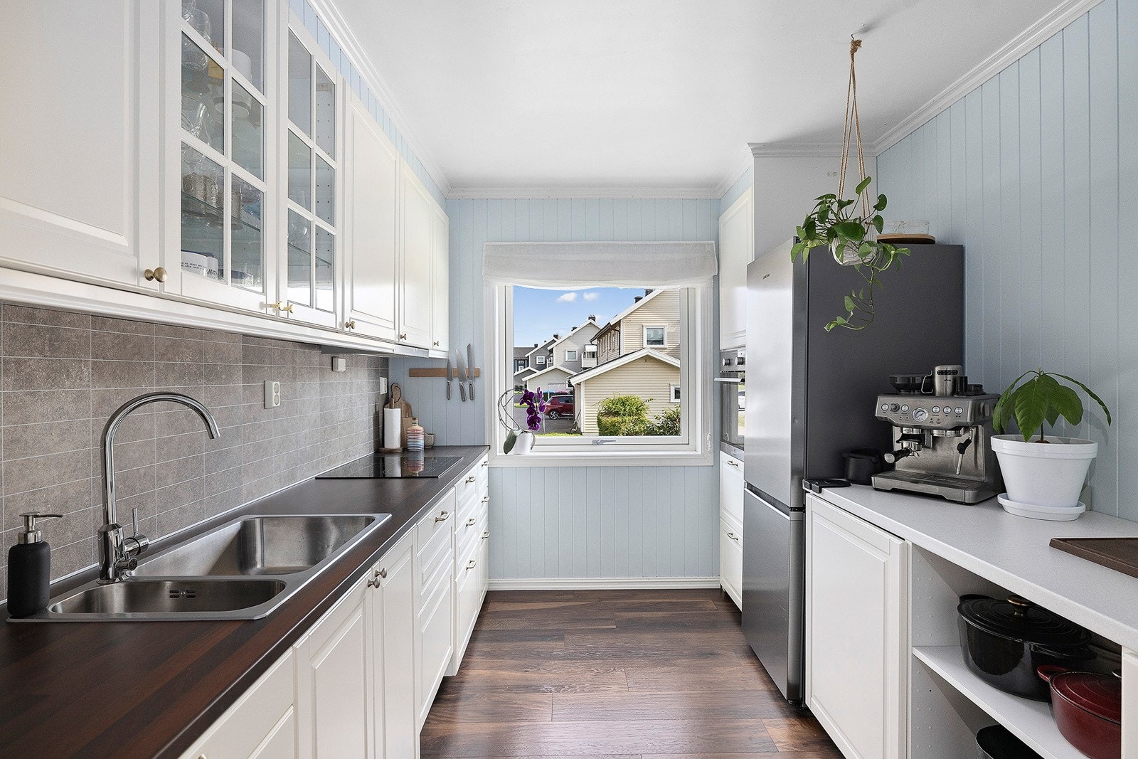 Kjøkken har godt med skapplass Galleribilde