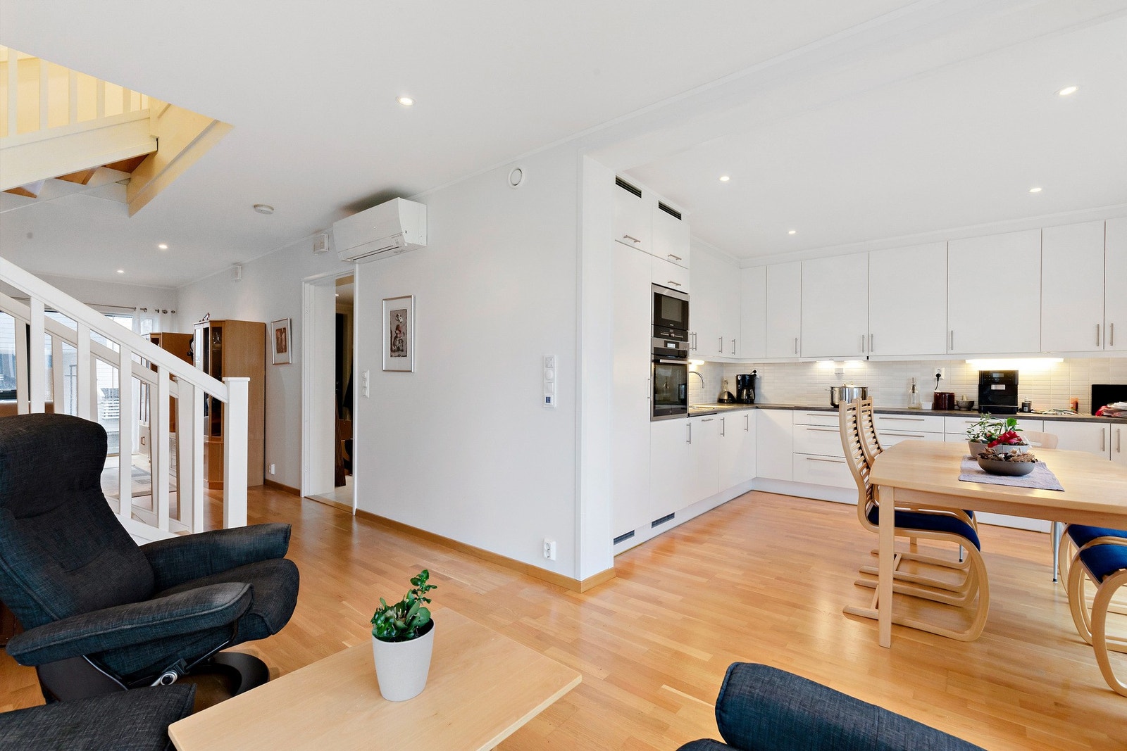 I hele førsteetasjen er det varmekabler i gulv med ulike varmesoner Galleribilde