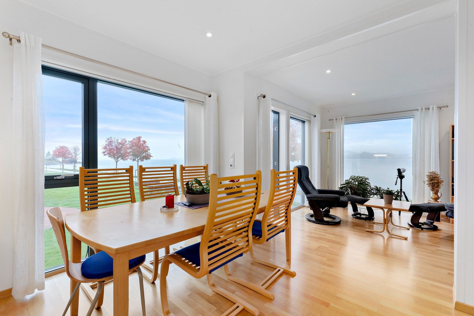 Store vindusflater og gode lysforhold. Galleribilde