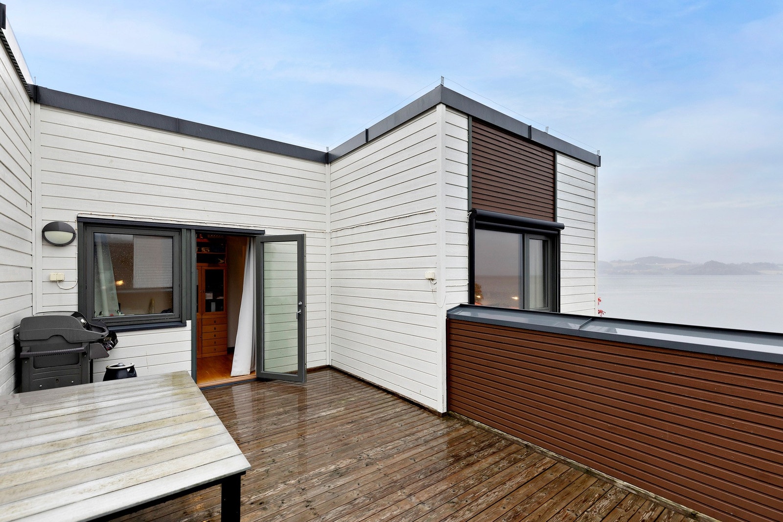 Her er det plass til store utemøbler og grill. Legg merke til at det er elektrisk solskjerming på soverom. Galleribilde