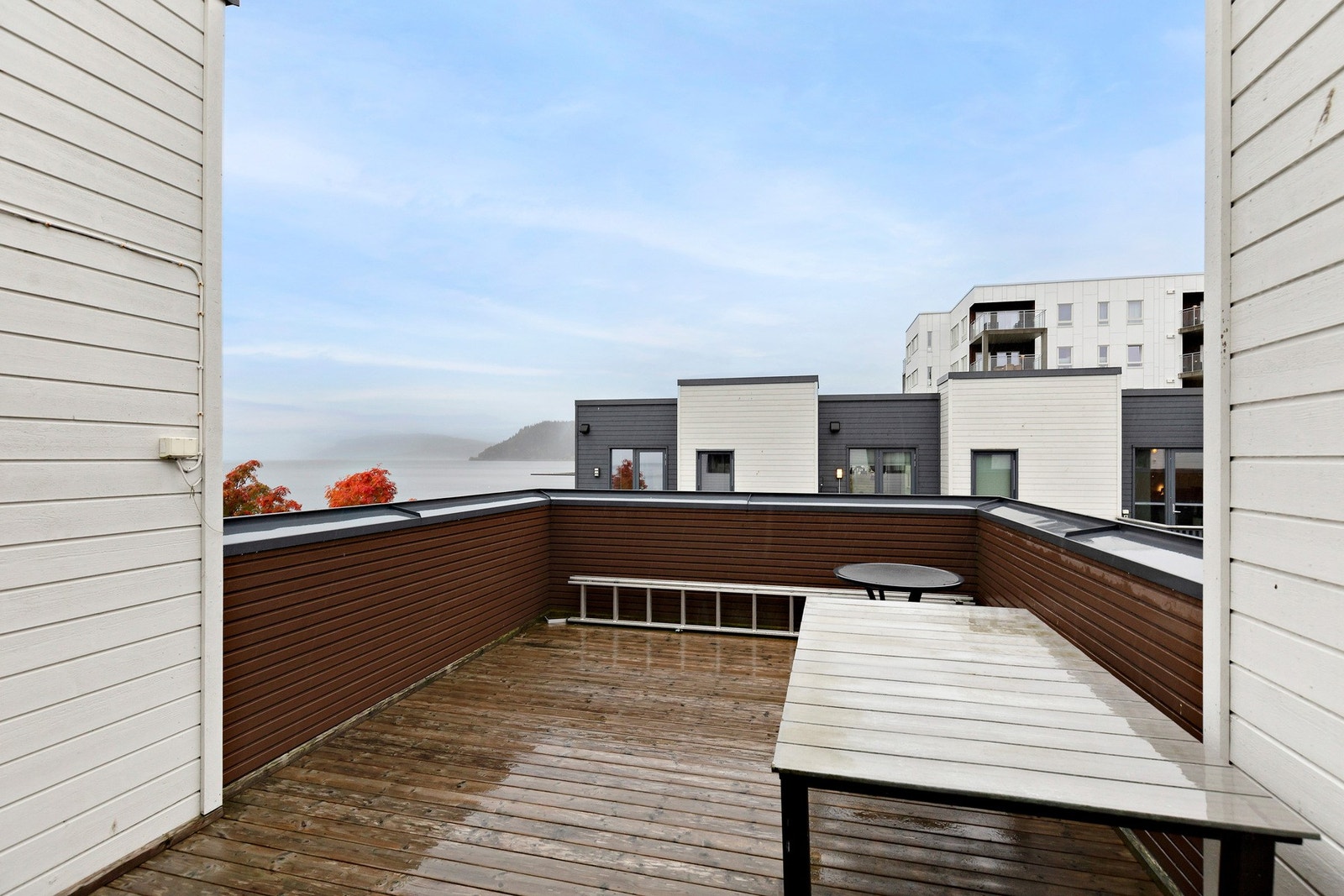 Solrik takterrasse på 20 kvm med flott sjøutsikt. Galleribilde