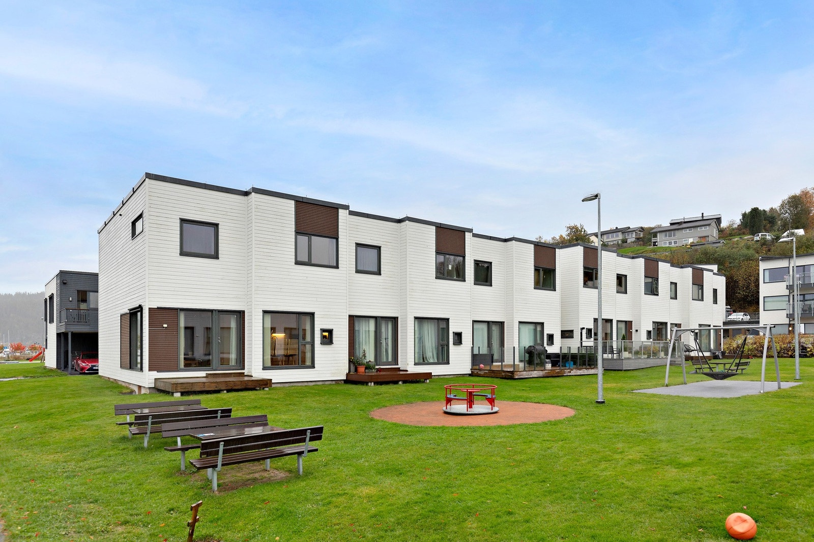 Svært pen hage med benker og lekeplass for hele familien. Det er planlagt at fasaden skal males i løpet av 2026. Galleribilde