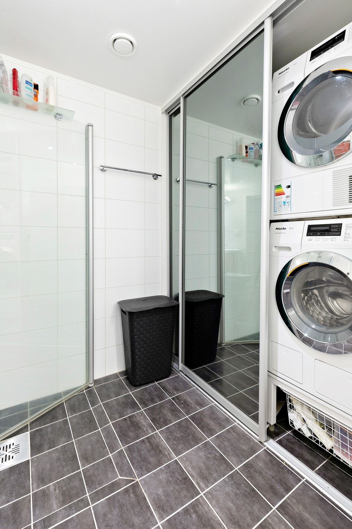På badet er det en praktisk skyvedør som skjuler vaskemaskin og tørketrommel. Galleribilde