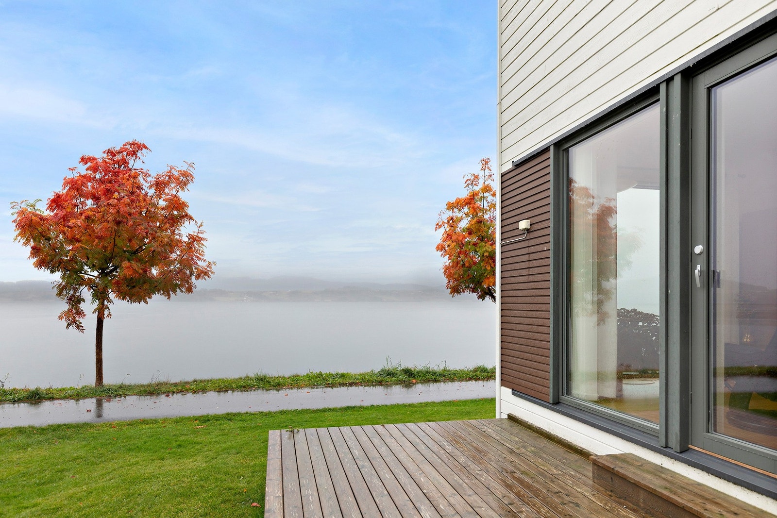 Terrassen på 7 kvm vender mot nord-vest som gir deg flotte solforhold på ettermiddagstid og flott utsikt. Her er det også koblet opp dobbel stikkontakt. Galleribilde