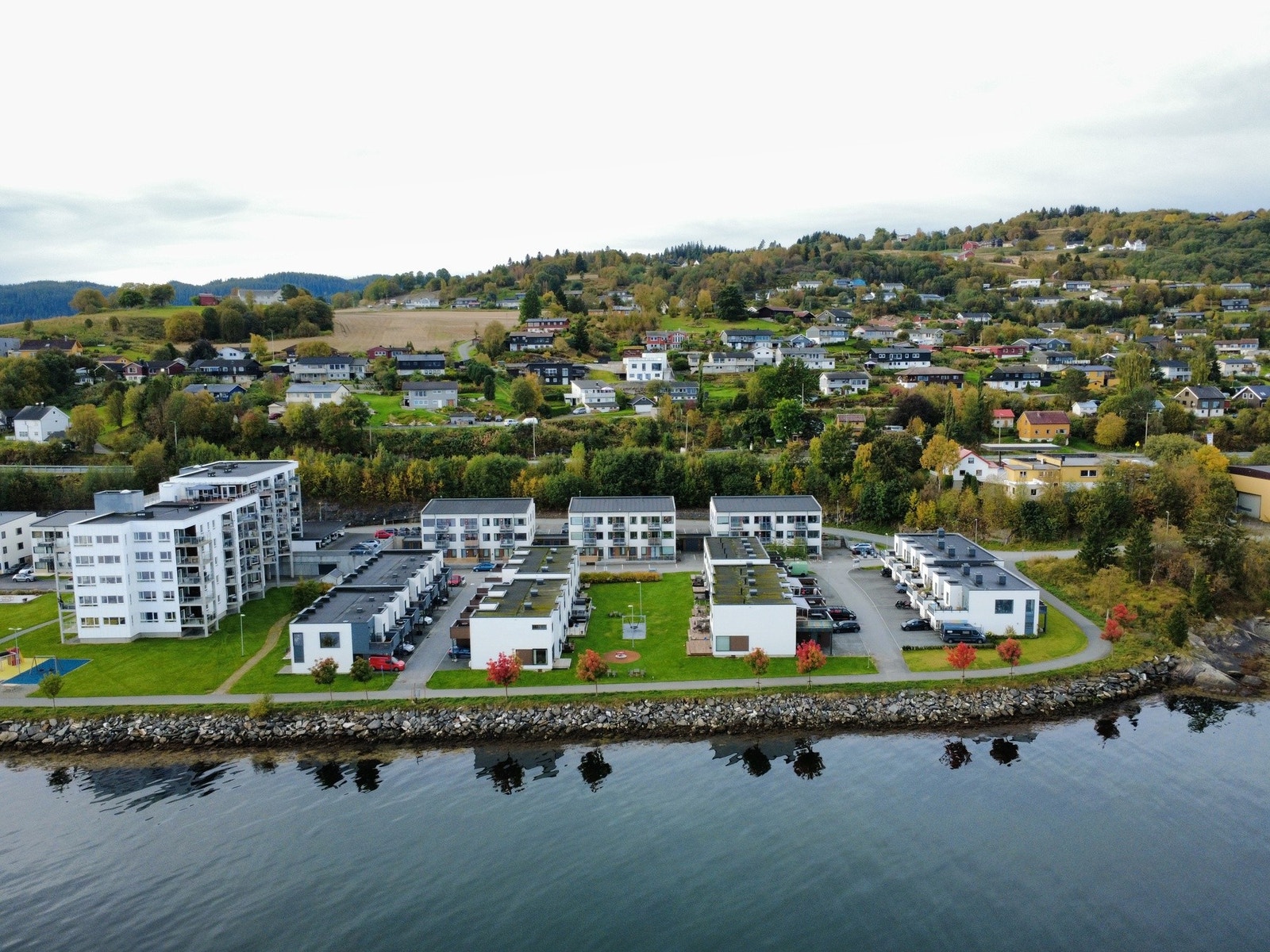 Huset disponerer 3 parkeringsplasser. 1 i carport, en utenfor huset og en fast oppstillingsplass. Galleribilde