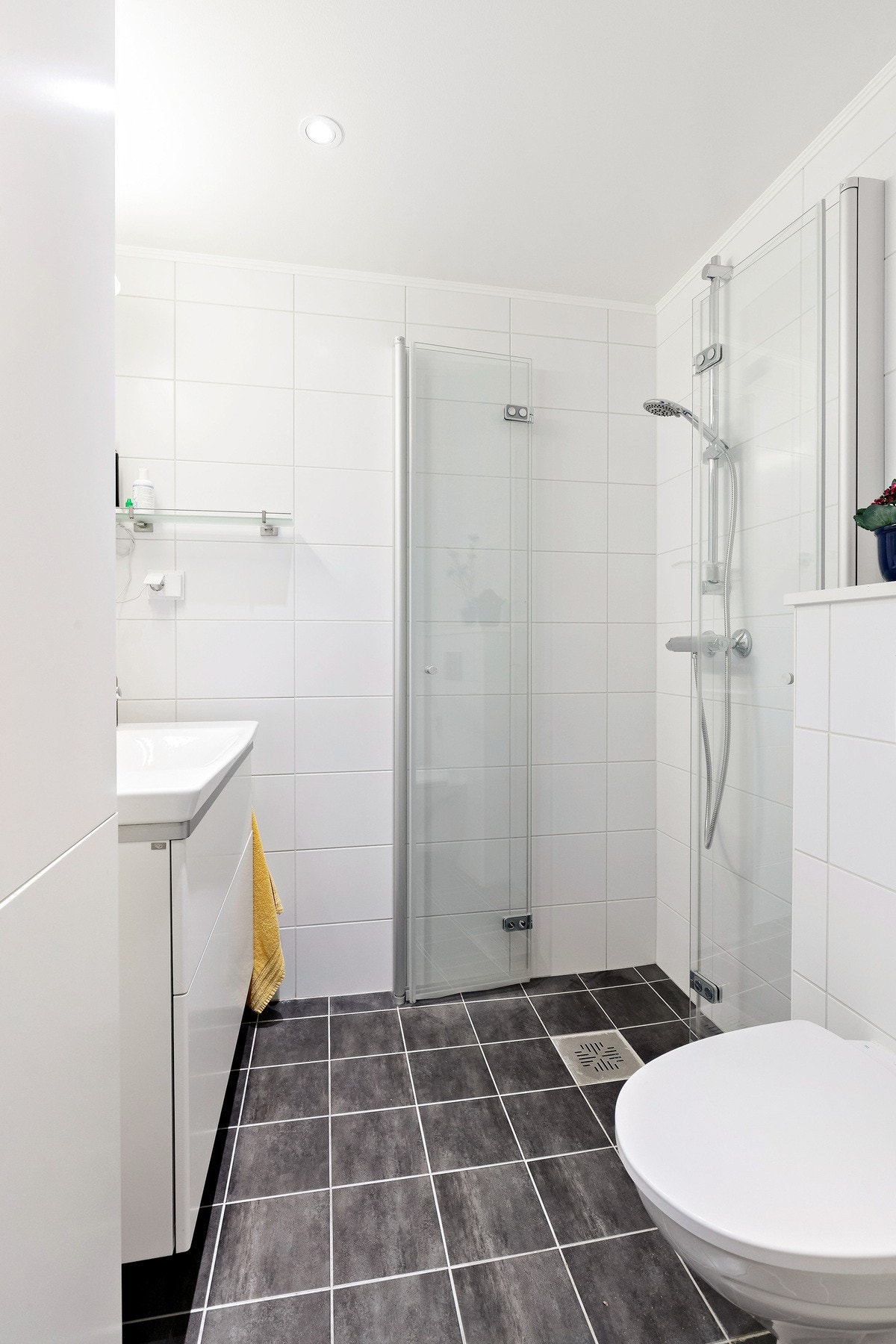 Bad i 1.etasje har vegghengt toalett og dusjhjørne. Galleribilde