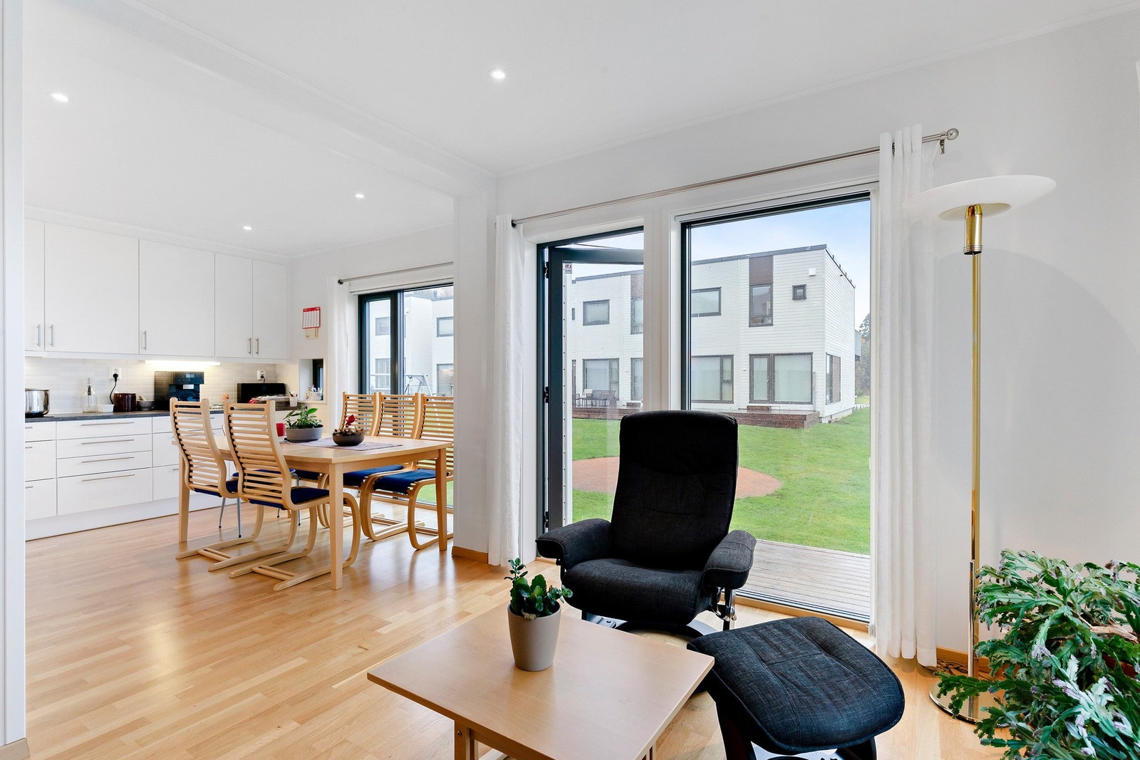 Åpen stue- og kjøkkenløsning med passende plass til spisebord. Galleribilde