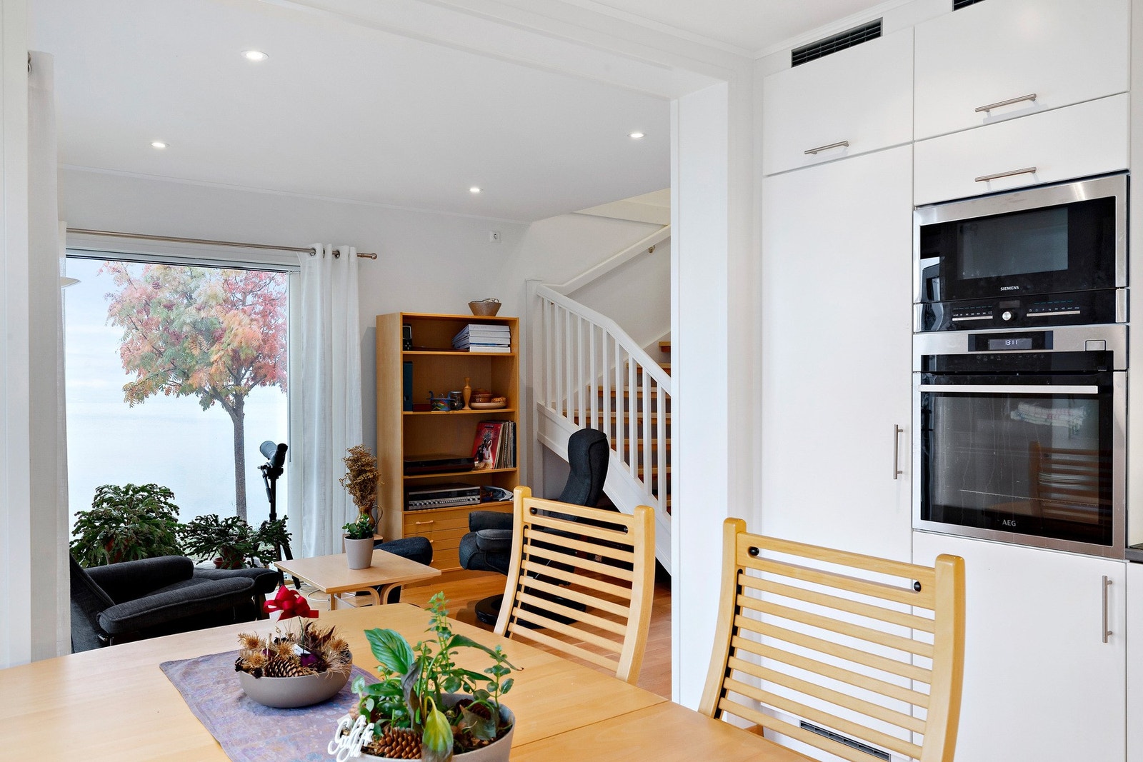 Kjøkkenet kommer med integrerte hvitevare. Stekeovn vil bli byttet ut til en helt ny ovn før overtakelse. Galleribilde