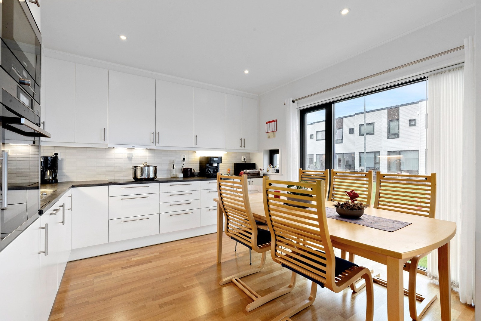 Det stilrene og moderne kjøkkenet fra HTH byr på mye skap- og skuffeplass og har mottatt en TG 1 fra takstmann. Galleribilde