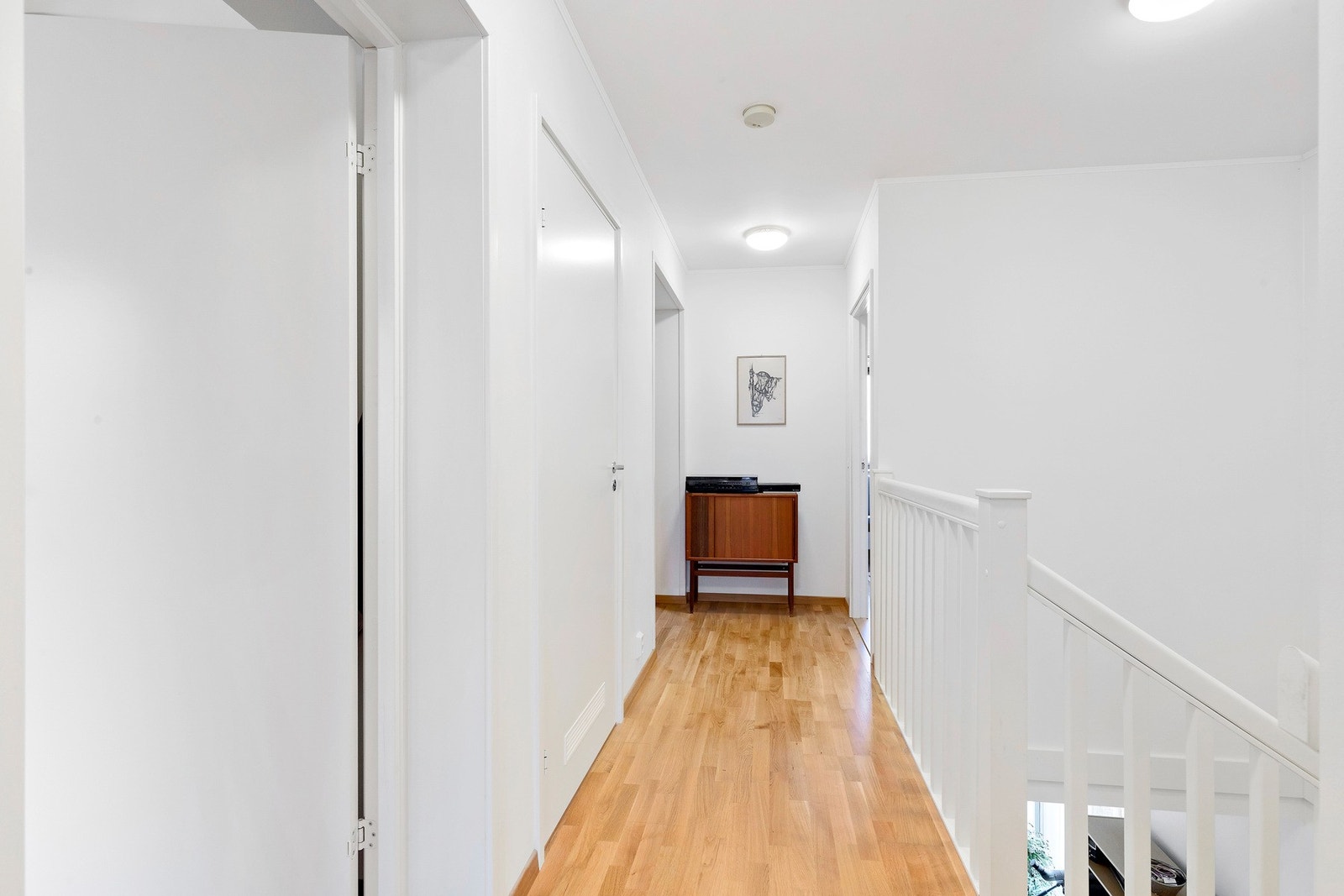 Trappegang med store veggflater, perfekt til husets kunst. Galleribilde