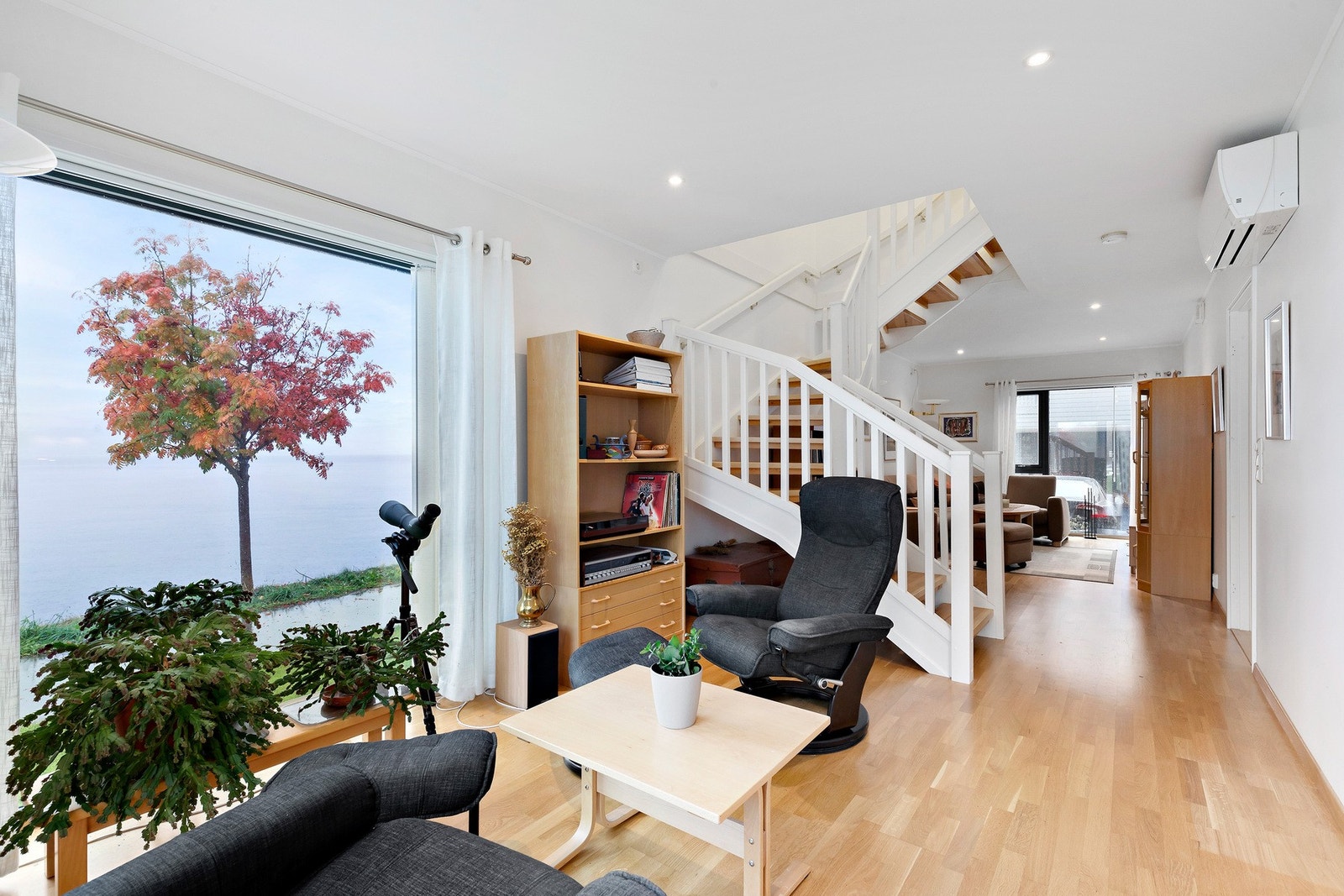 Rekkehuset har en usjenert og nydelig utsikt mot sjøen Galleribilde