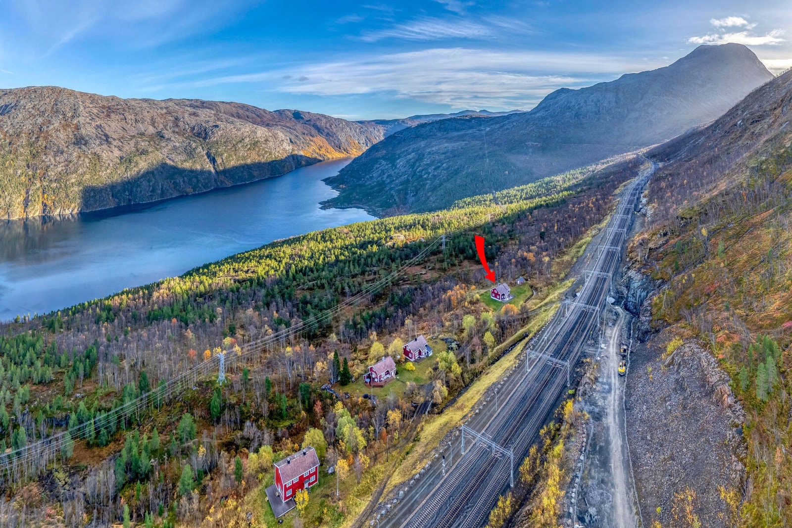 Eiendommens beliggenhet gir et perfekt utgangspunkt for et aktivt friluftsliv i flotte omgivelser. Galleribilde