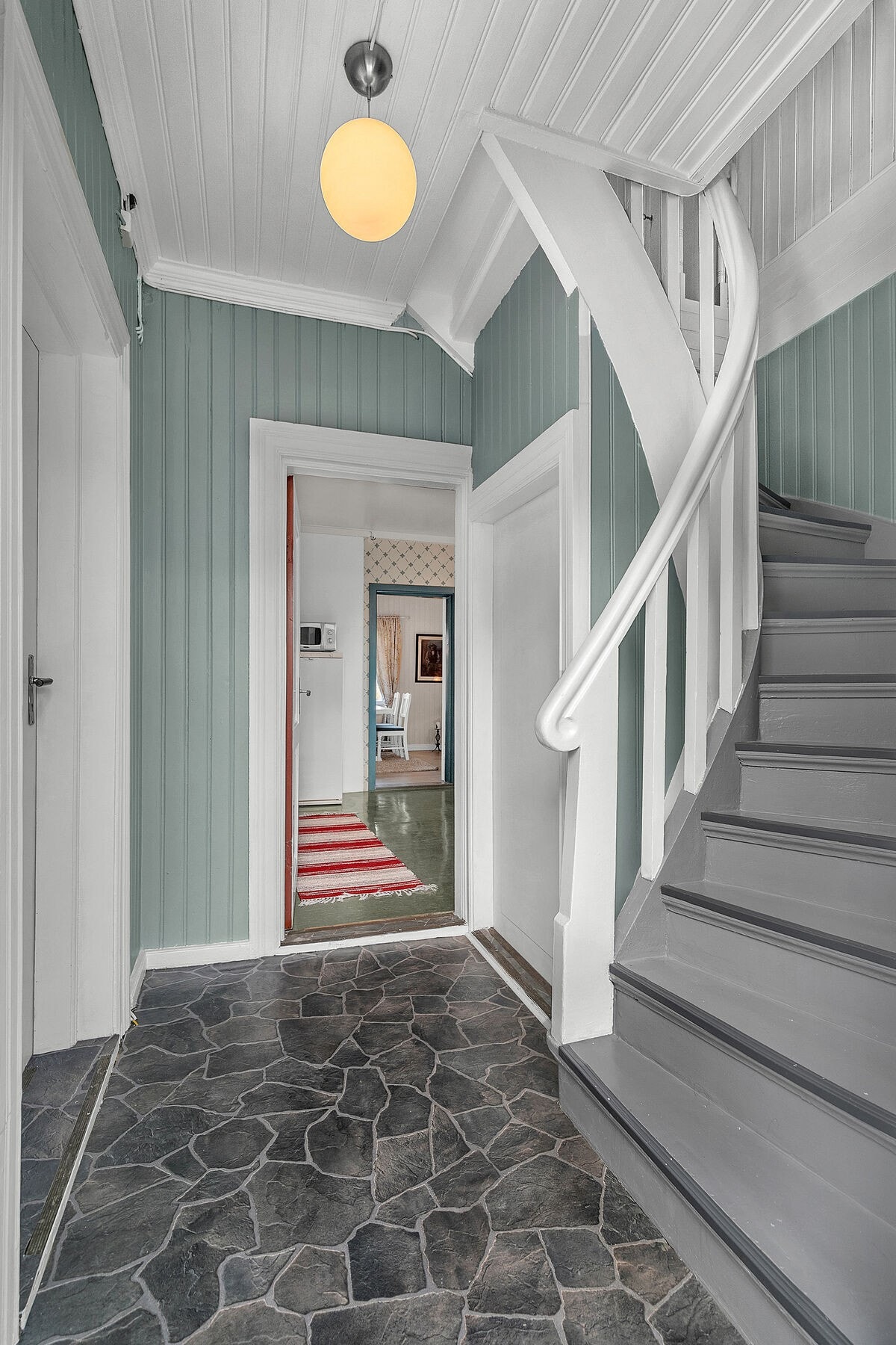 Trapp til 2. etasje Galleribilde