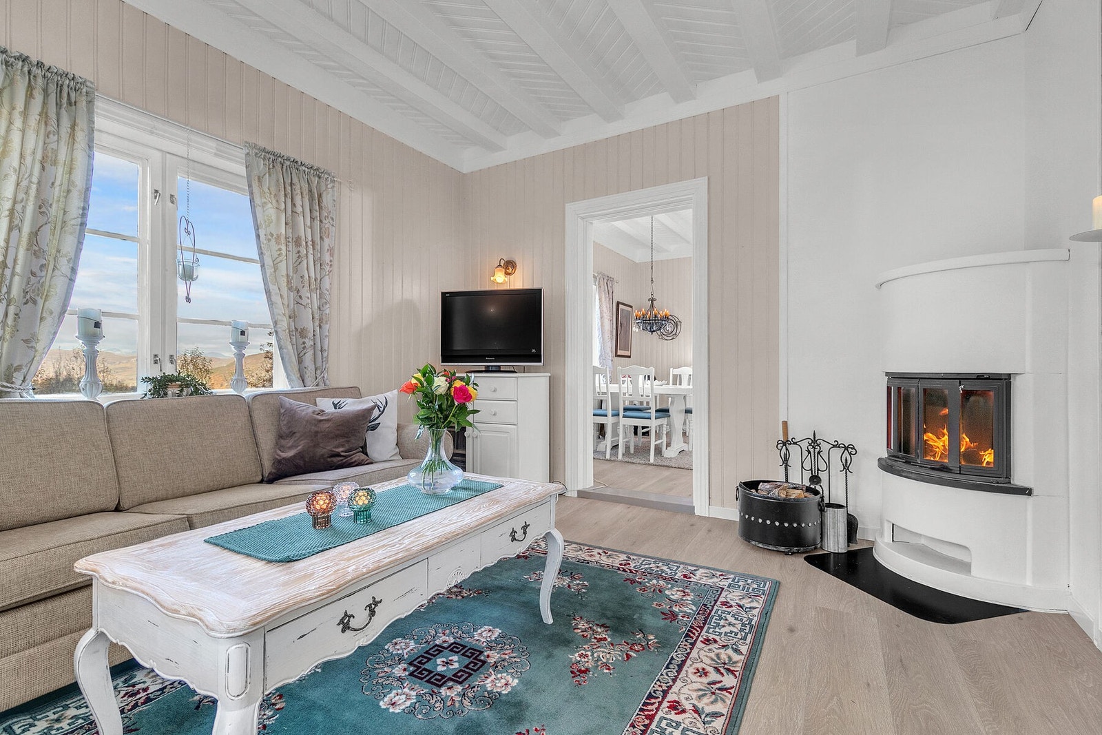 Stuen er delt i to soner og gir rikelig plass til familie og venner. Galleribilde