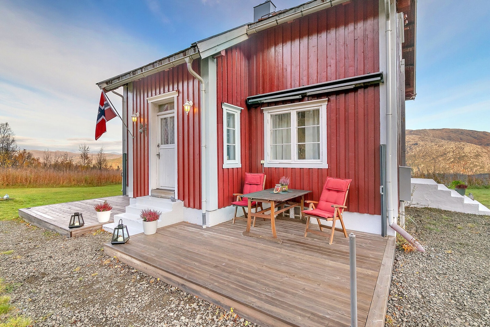 Eiendommen har flotte uteområder - perfekt for deg som bare ønsker å nyte en rolig dag i solen. Galleribilde