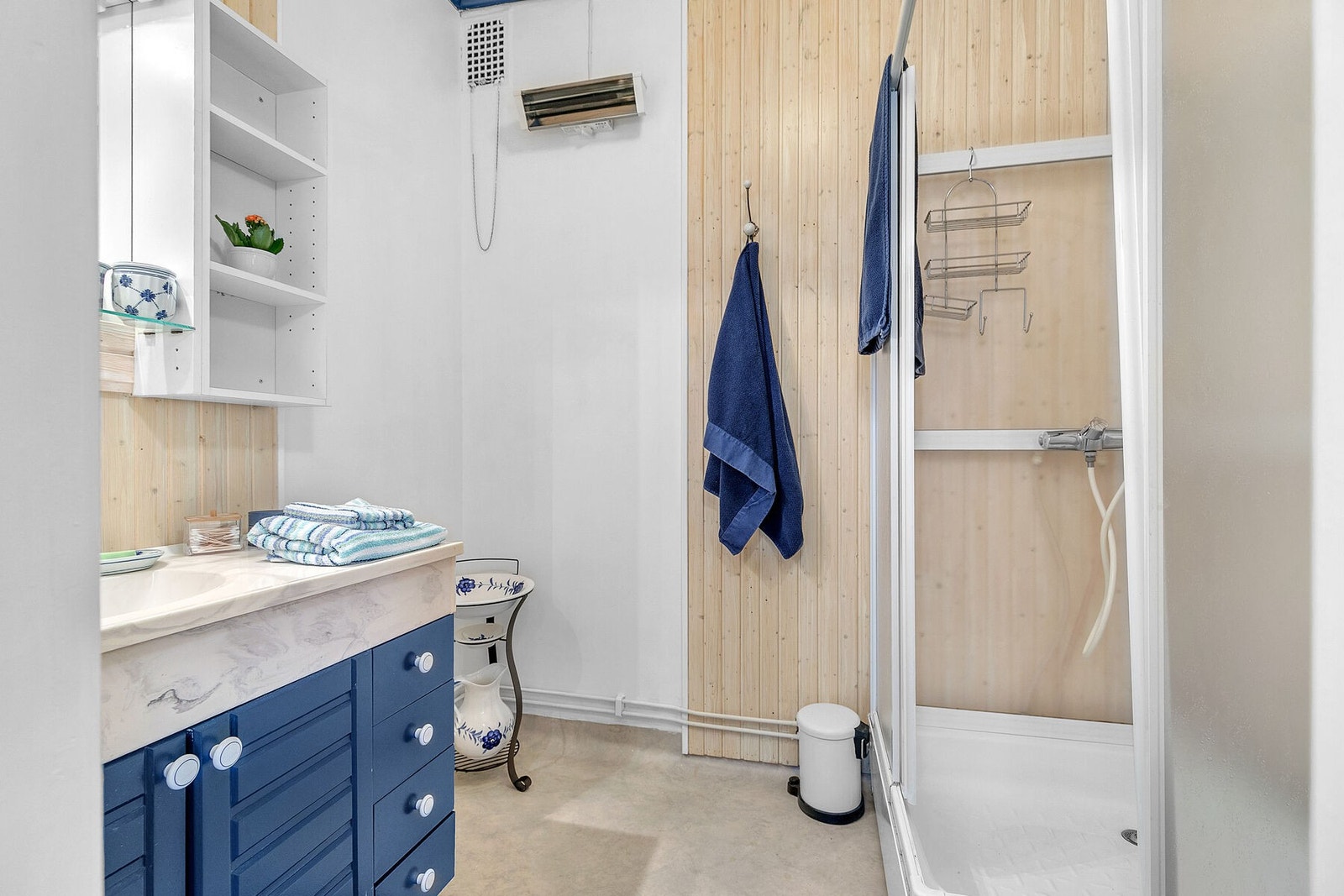 Bad med dusjkabinett, innredning og toalett Galleribilde