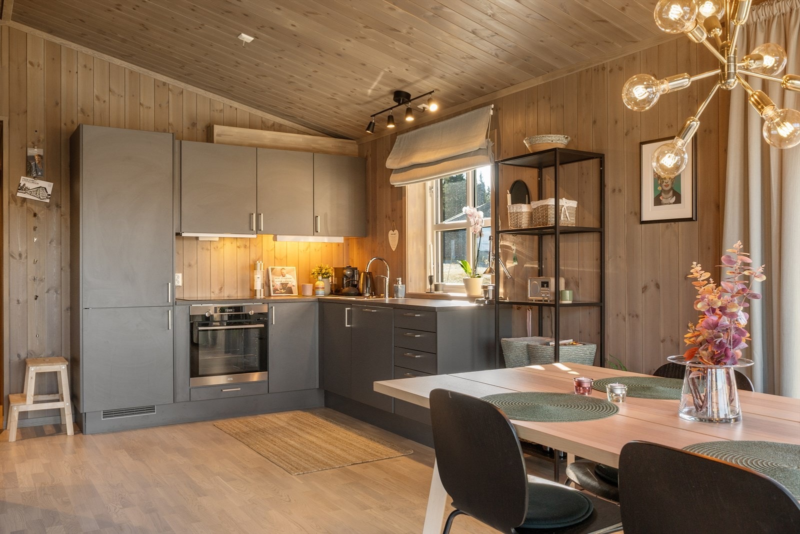 Det er oppbevaringsplass i både skap og skuffer. Galleribilde