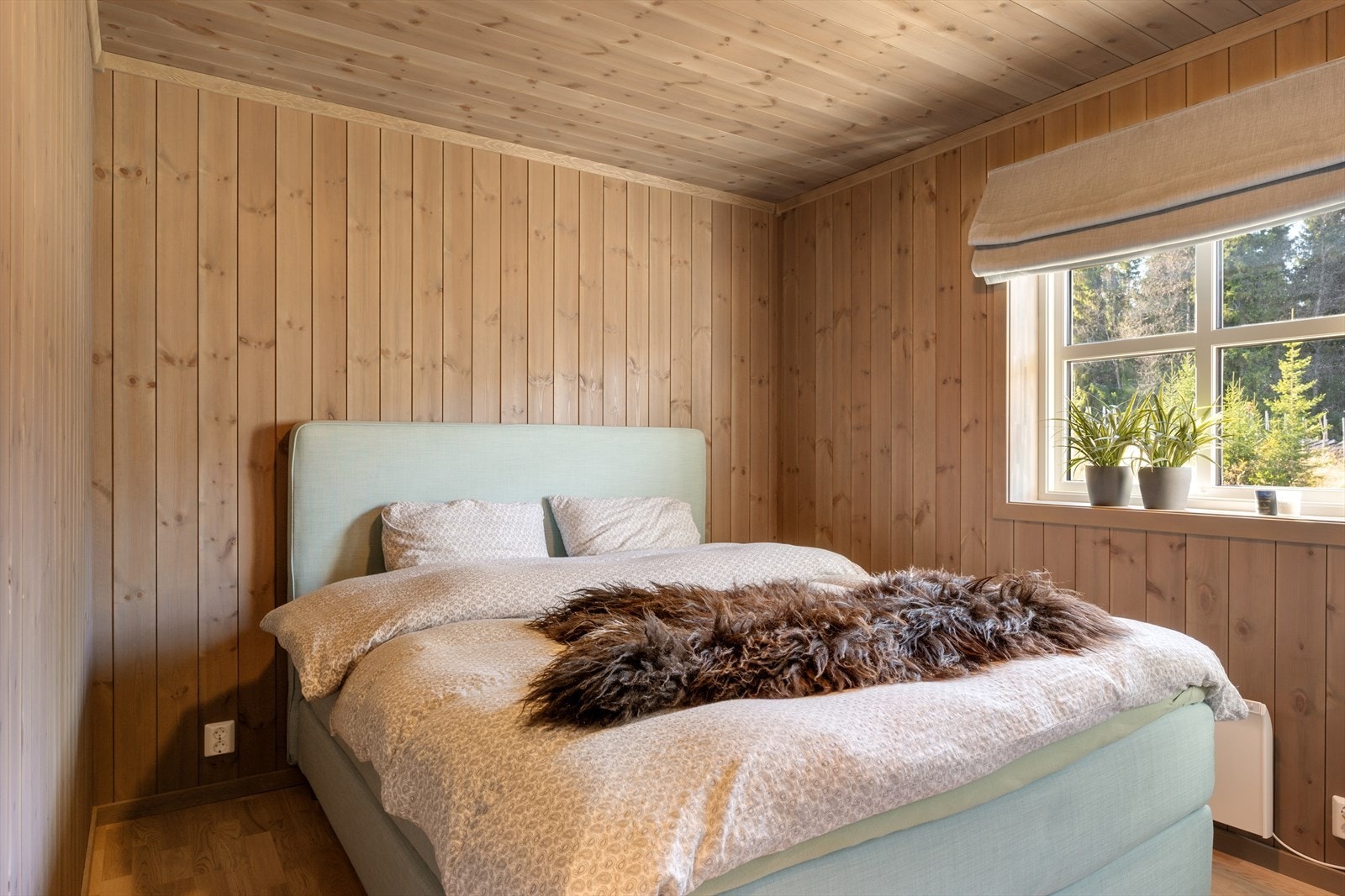 Hytta har totalt 7 sengeplasser fordelt på tre soverom. Galleribilde