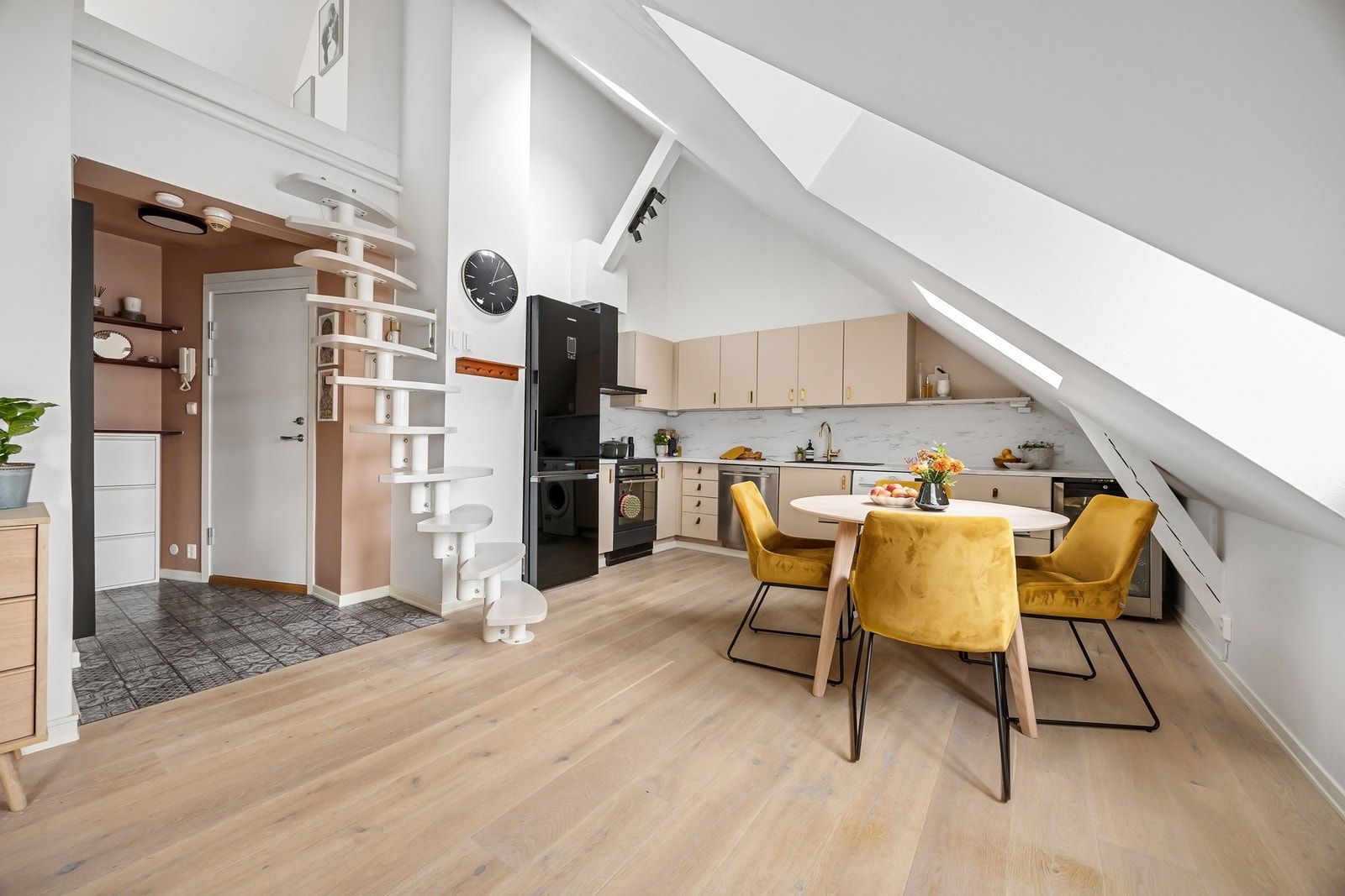 Kjøkken og stue i åpen løsning legger godt til rette for hyggelige sosiale sammenkomster. Galleribilde