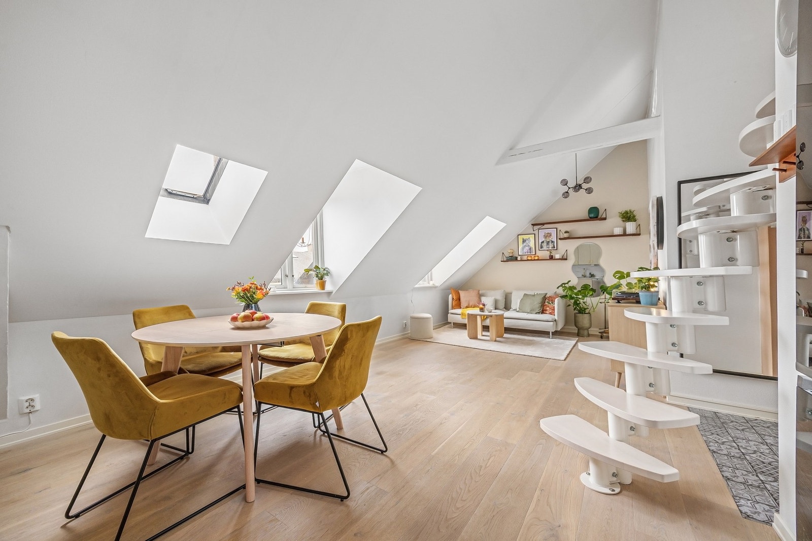 Velkommen til denne perlen på loftet i Thorvald Meyers gate 34B! Galleribilde