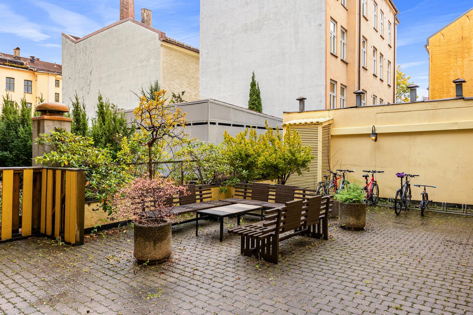 Pent opparbeidet bakgård. Felles kullgrill og bålpanne i bakgård. Galleribilde