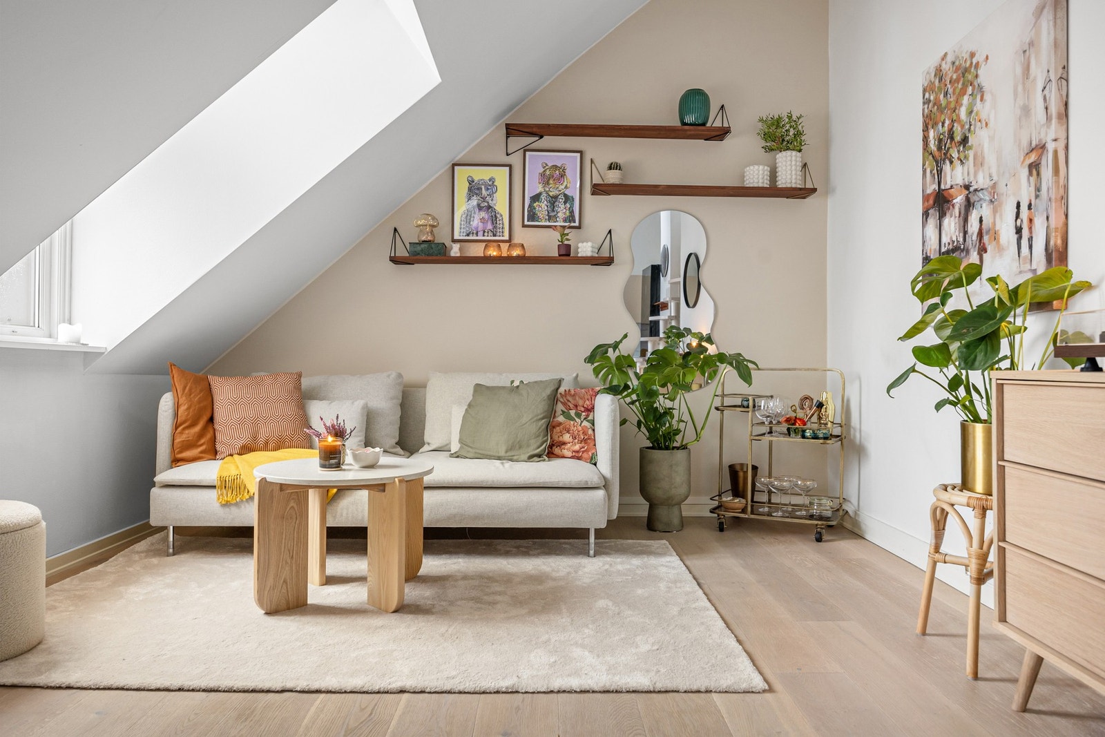 1-stav eikeparkett fra 2017 i stue og på soverom. Galleribilde