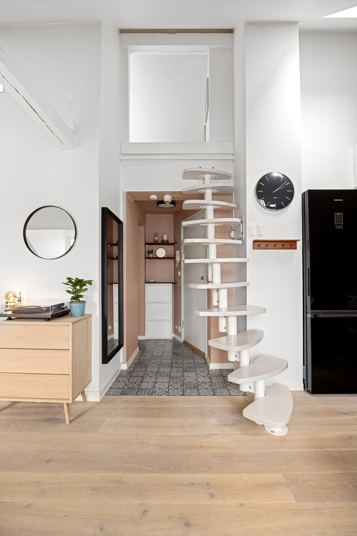 Sambatrapp opp til hemsen. Rekkverk ligger i boden. Galleribilde