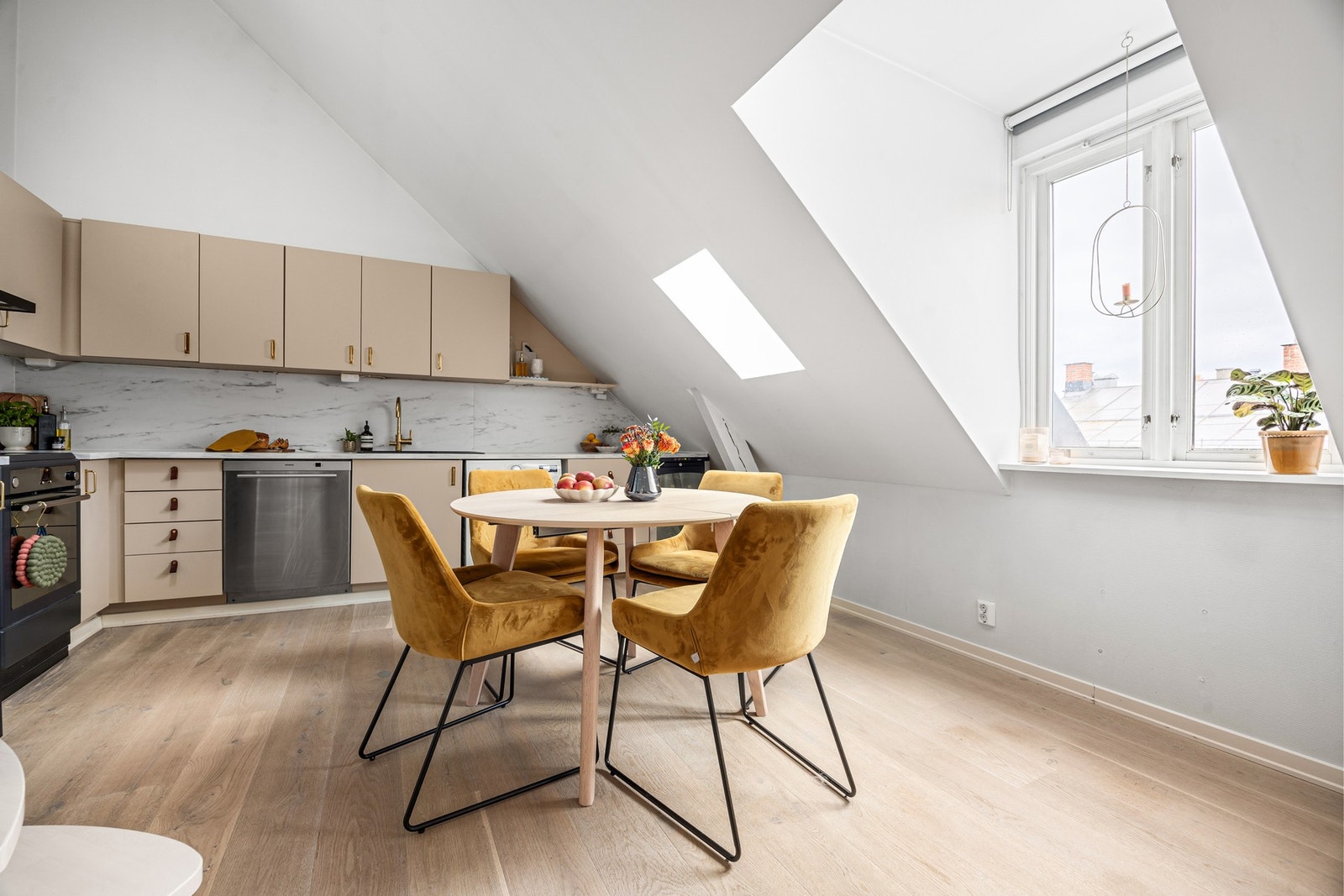 Naturlig plass til spisebord i kjøkkensonen. Galleribilde