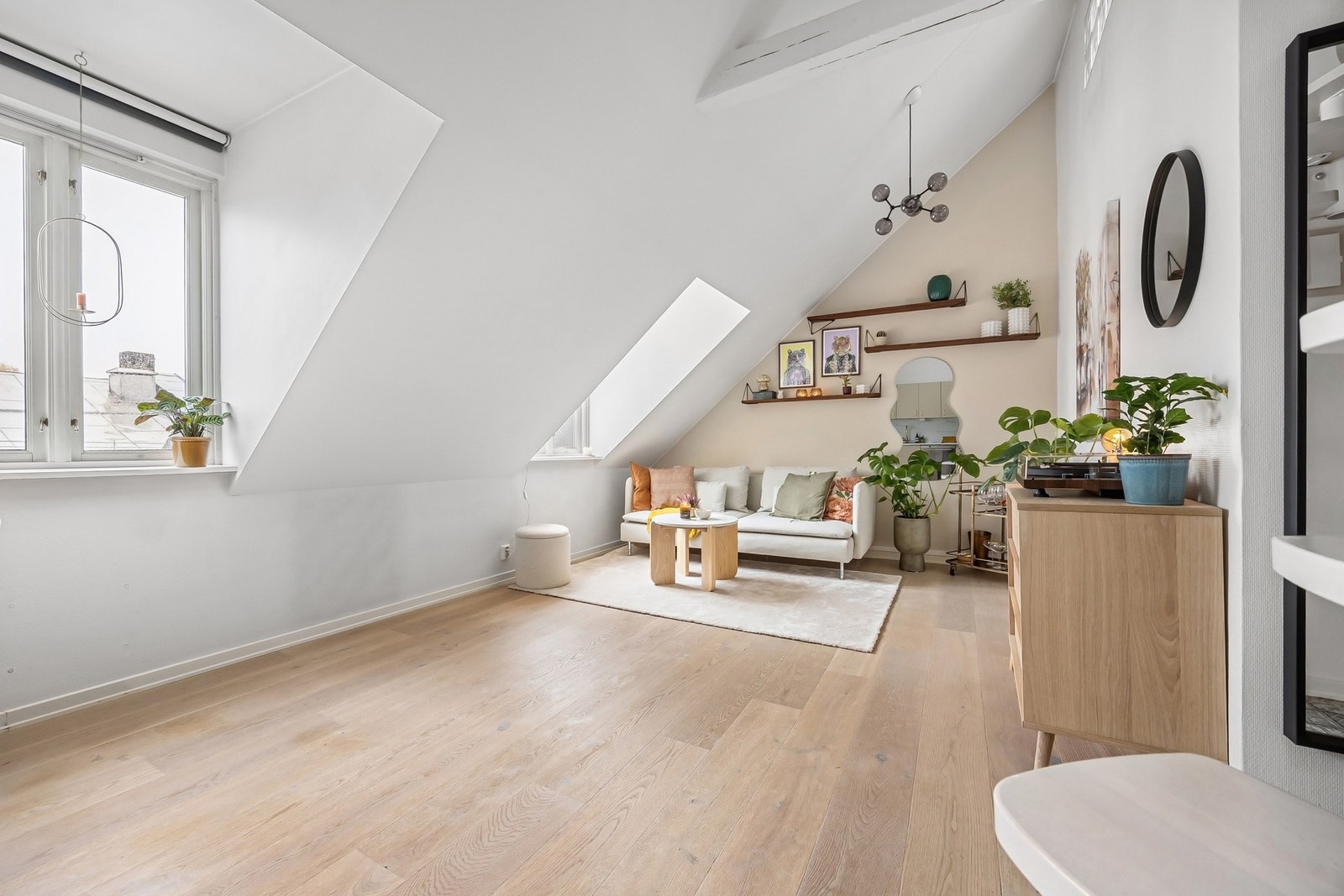 Rikelig med naturlig lysinnslipp gjennom både takvinduer og to takoppløft med vertikale vinduer. Galleribilde