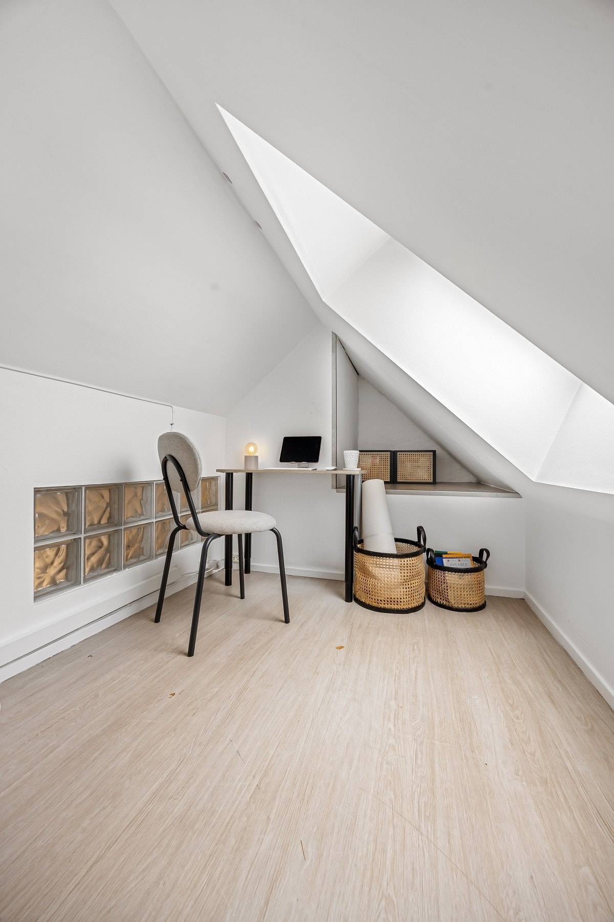 Hemsen er i dag innredet som kontor, men egner seg også godt som soveplass for gjester eller ekstra oppbevaringsplass. Galleribilde