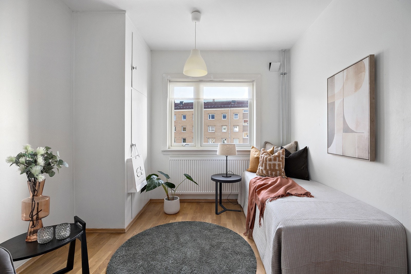 Soverom 2 har innebygd skap og plass til seng og nattbord, kan også brukes til kontor. Galleribilde