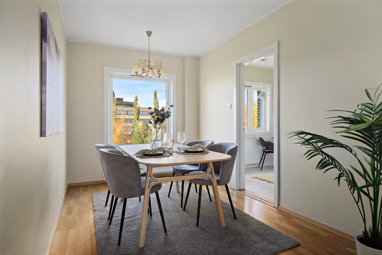 Spiseplassen disponerer god plass til spisebord og dirkete inngang til kjøkken. Galleribilde