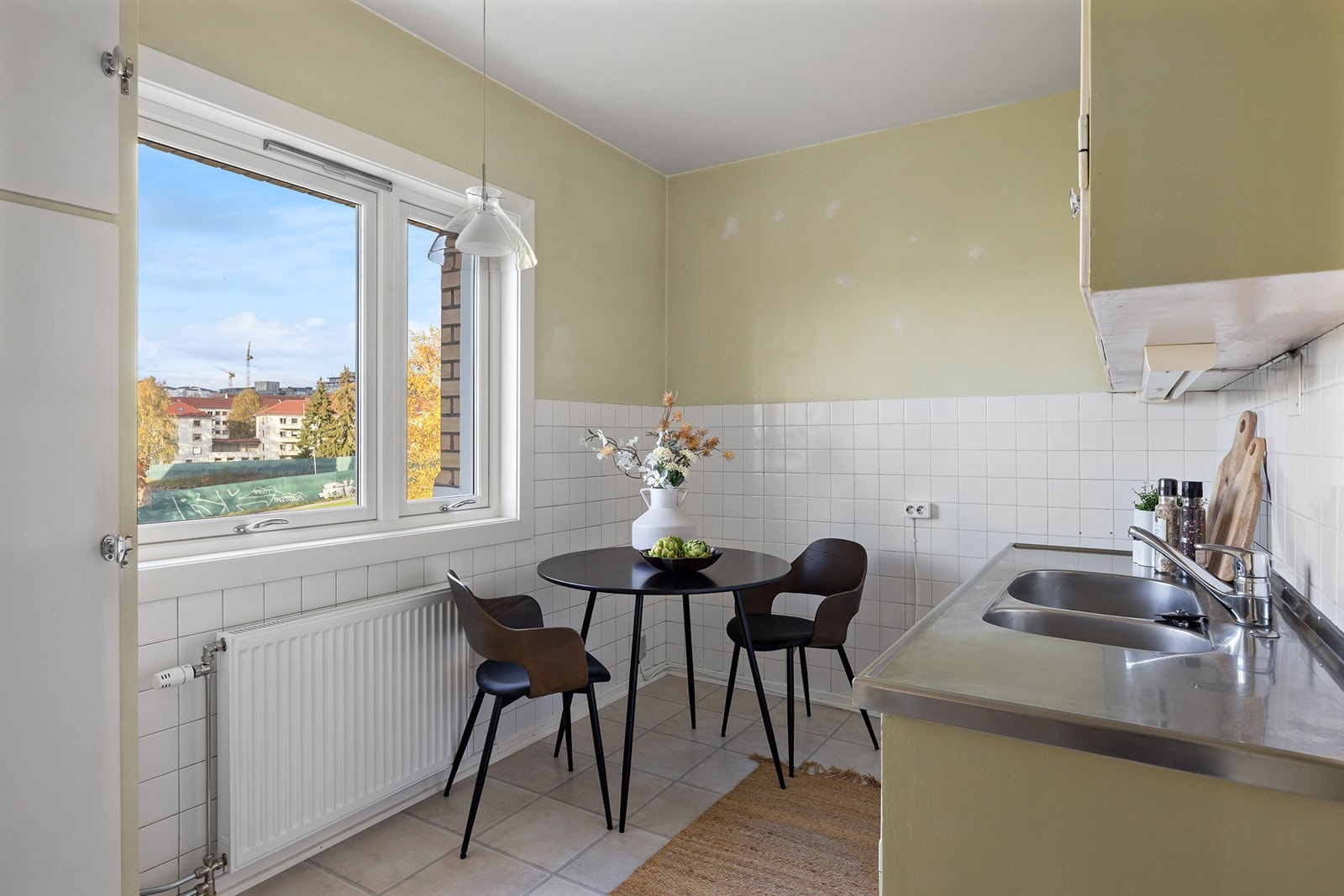 Kjøkken med god planløsning, her kan man ha L-formet kjøkkeninnredning og spisebord i hjørnet. Galleribilde