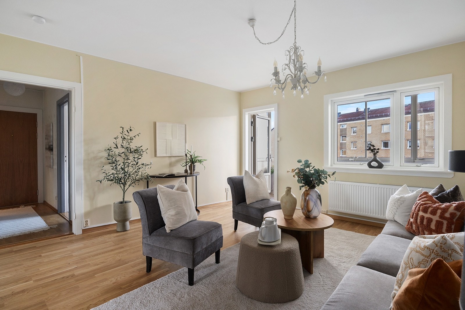 I stuen har du god plass til sittegruppe. Galleribilde
