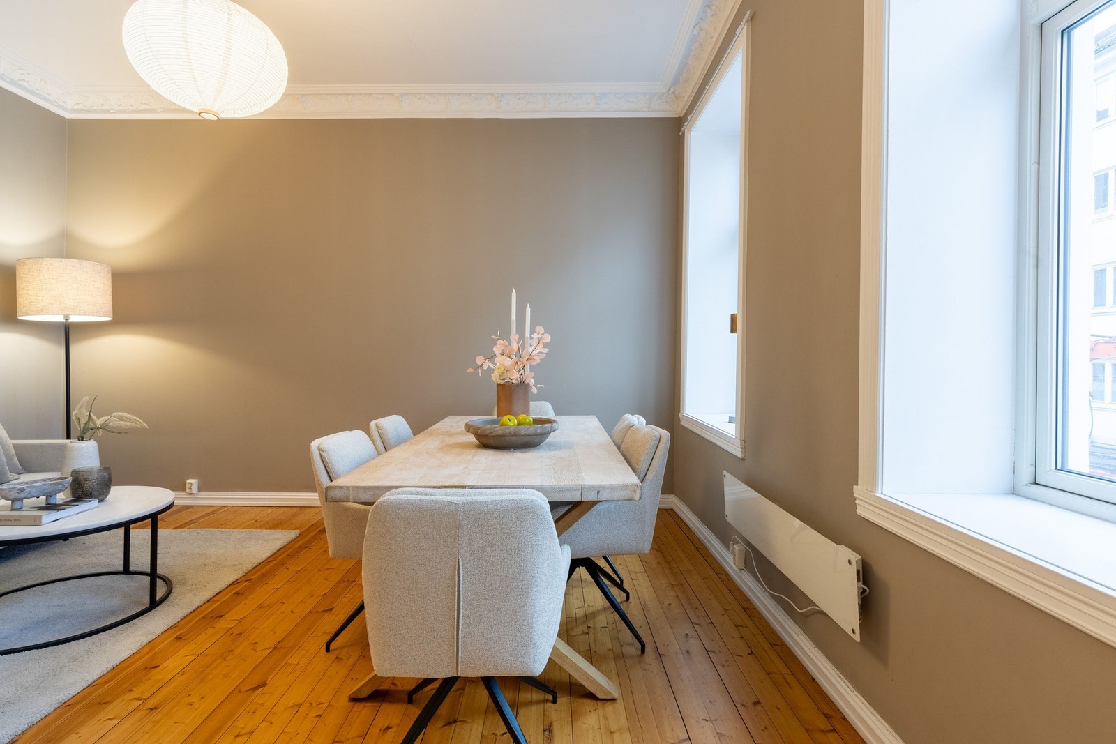 God plass til spisegruppe i stuen for hyggelige måltider og sosiale sammenkomster Galleribilde