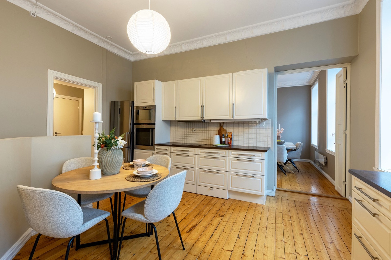 Tidløs kjøkkeninnredning med hvite profilerte fronter Galleribilde