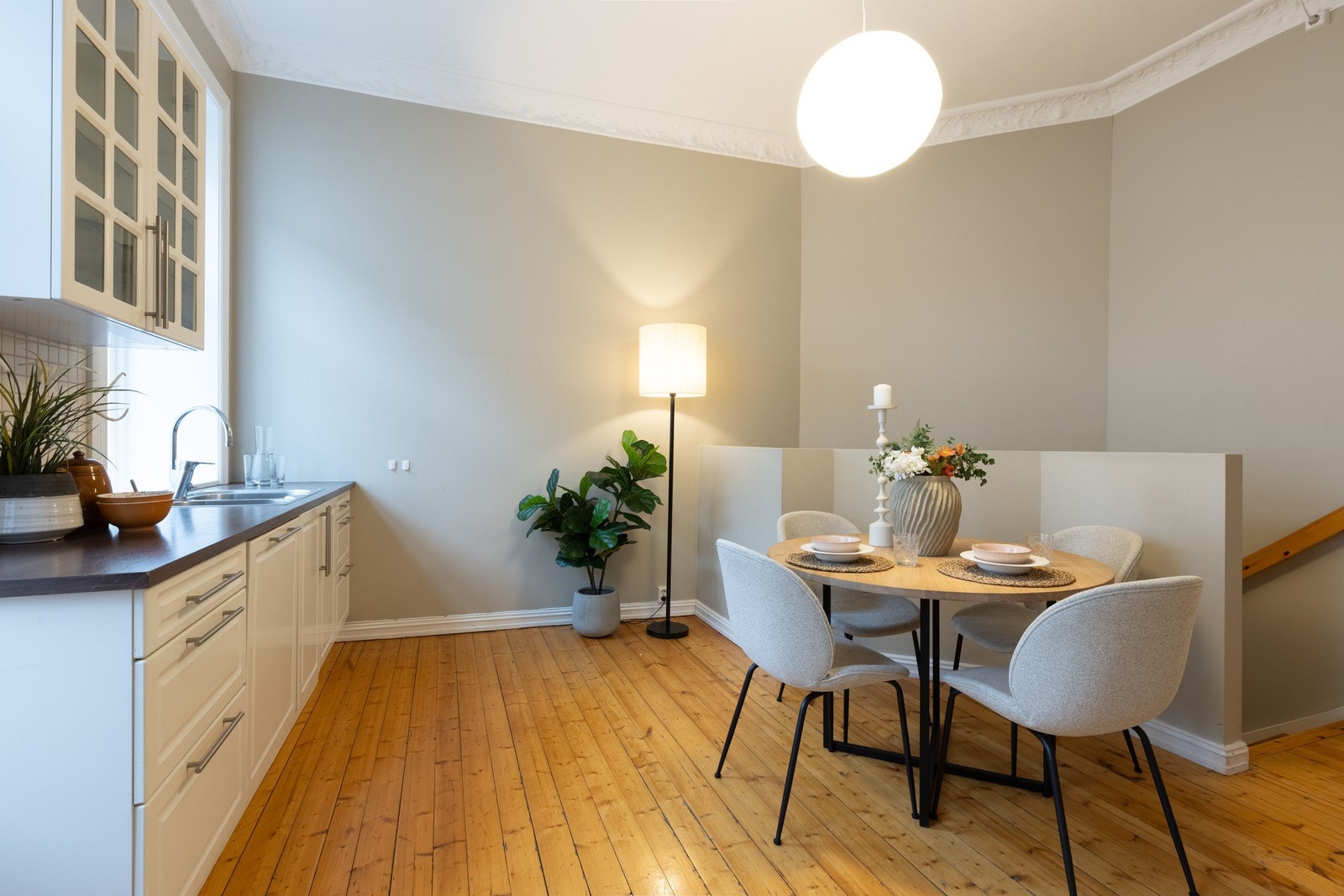 Pent og romslig kjøkken med plass til ekstra spisebord Galleribilde