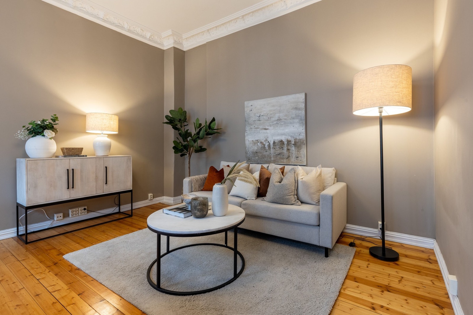 Det er god plass til sofaseksjon og medievegg Galleribilde