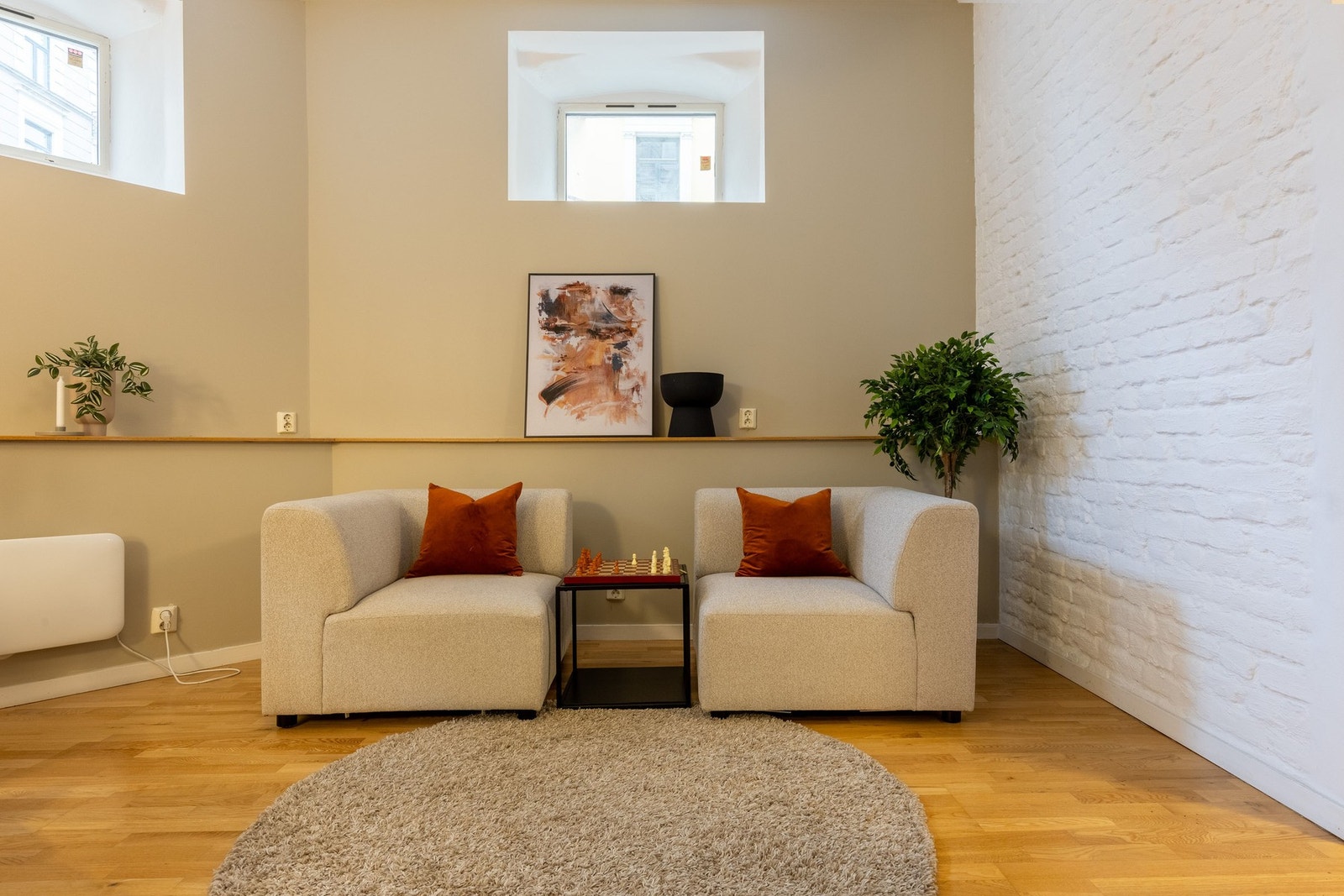 Lun og innbydende sone med delikat fargevalg og eksponert murvegg som gir karakter Galleribilde