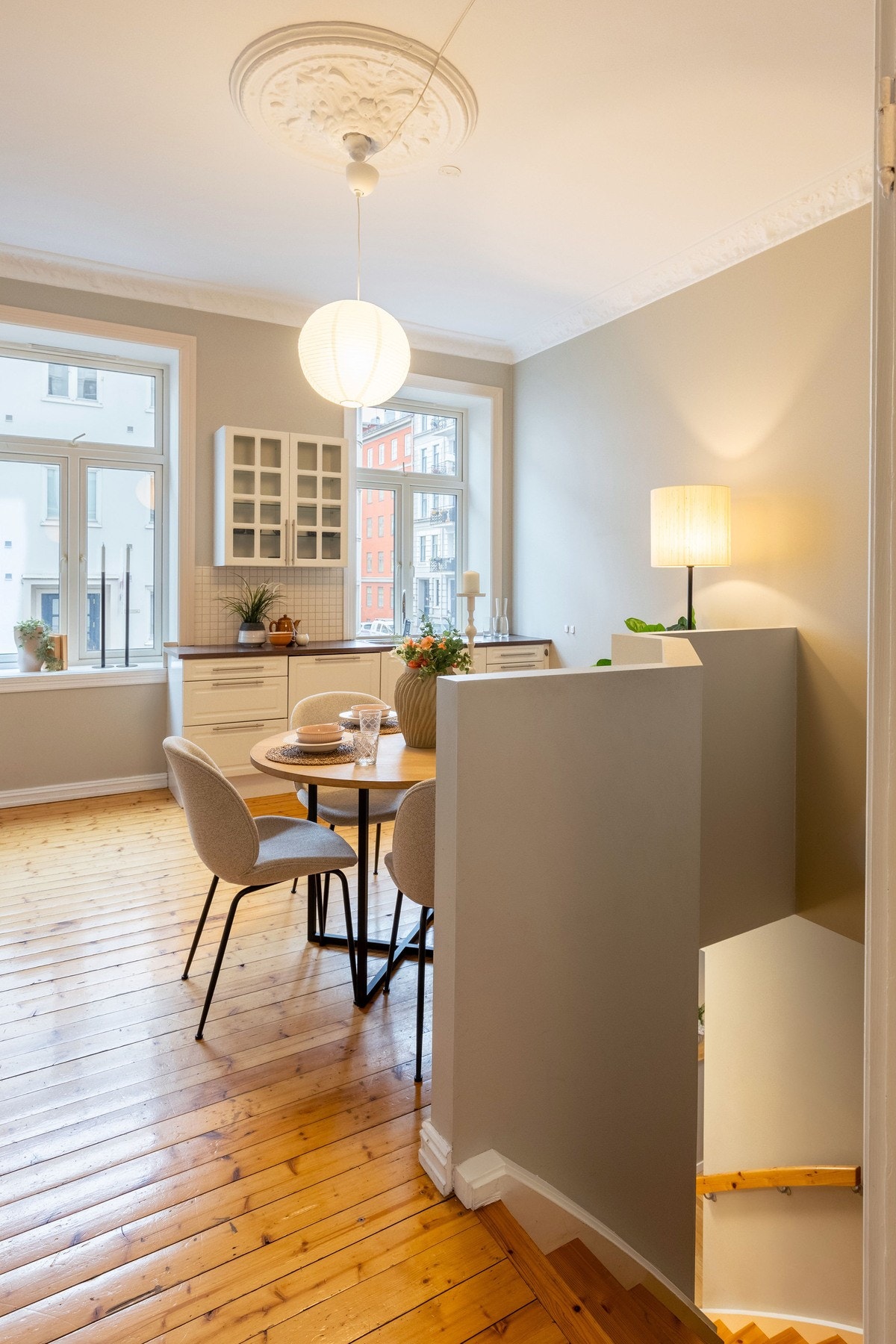 Ca. 3,18 meter takhøyde gir stuen en herlig romfølelse Galleribilde