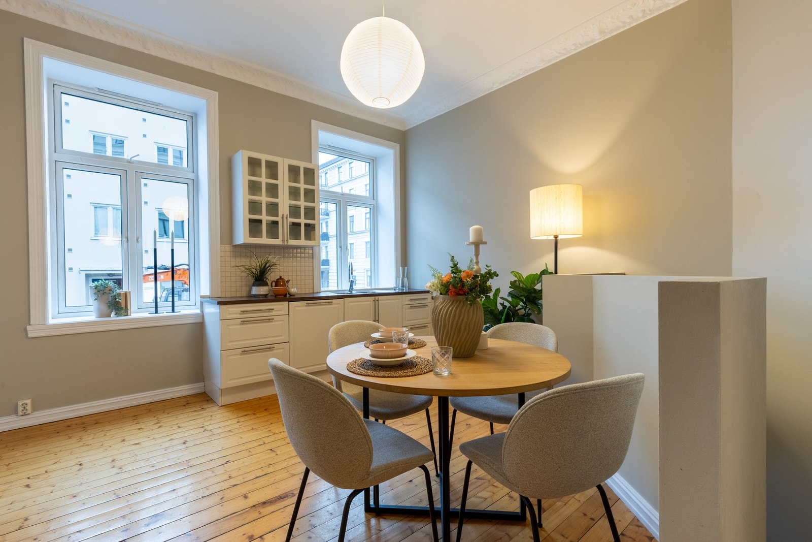 Kjøkkenet har godt med skap- og benkeplass Galleribilde