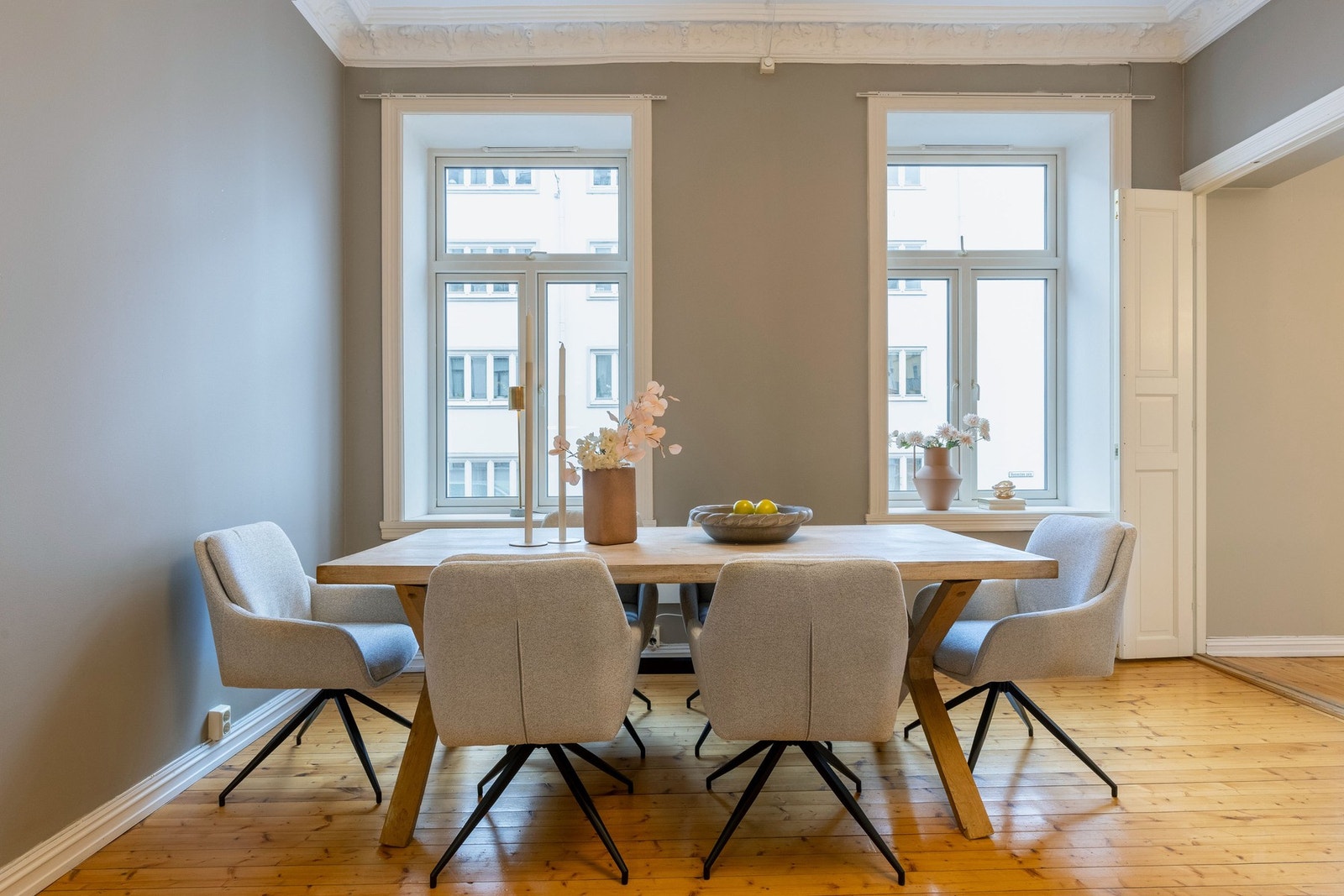 Lys og luftig selveierleilighet over to plan med klassisk sjarm, flotte detaljer og en god planløsning Galleribilde