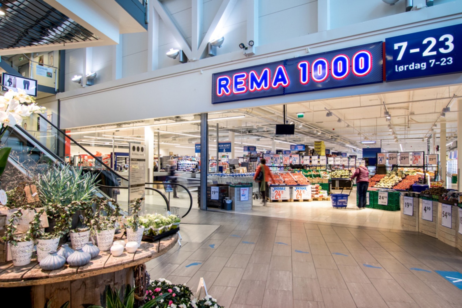 Olsrød Park med alle sine butikker, apotek, frisør og legesenter tilbyr det du trenger i hverdagen. Du kan også møte kjente og ta en kopp kaffe på caféen som ligger her. Galleribilde