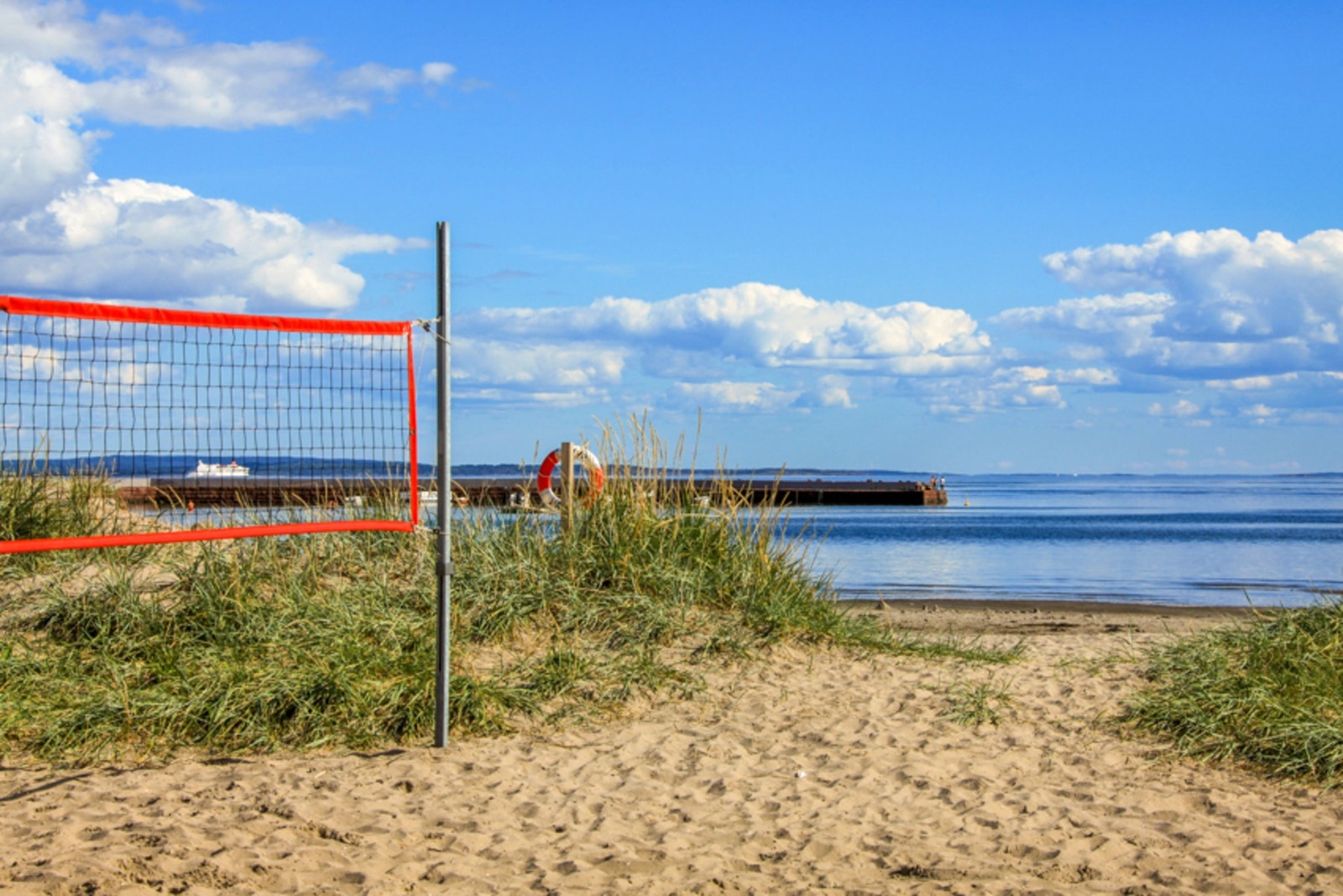 Ringshaugstranda ligger kun en kort sykkeltur unna. Dette er en perfekt strand for barnefamilier. Turterrenget er også flott i dette området. Galleribilde