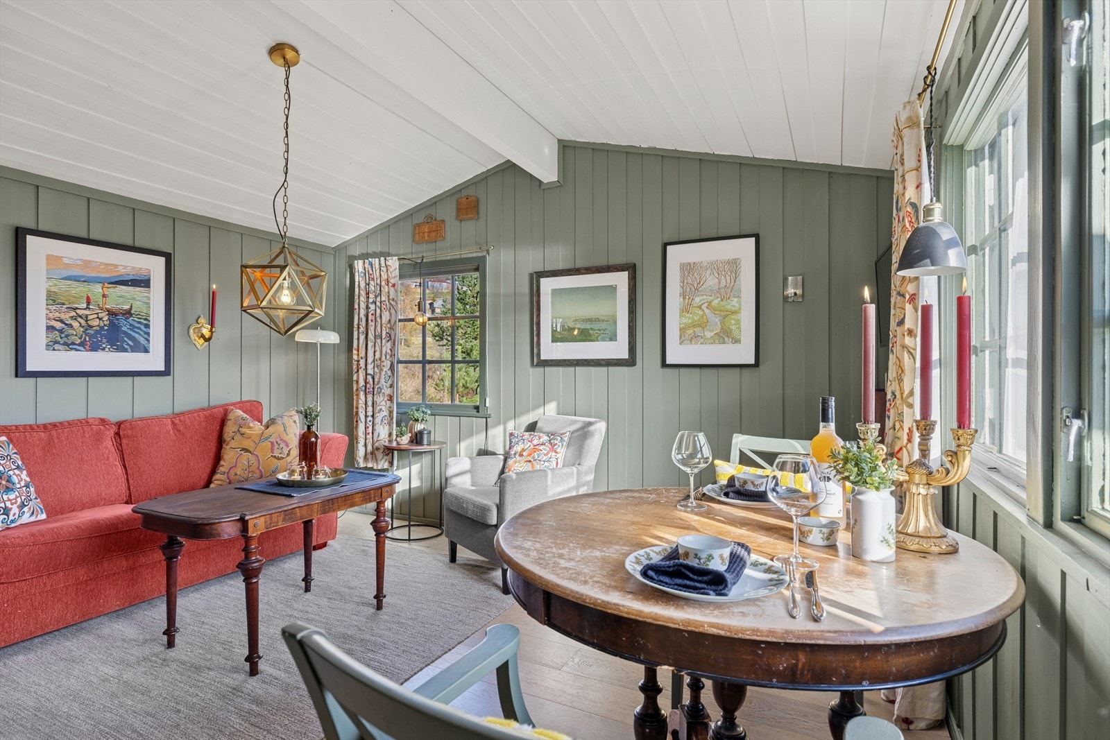 Stuen har et klassisk hyttepreg med åpen løsning som gir fleksible innredningsmuligheter - perfekt for å skape din egen stil og atmosfære. Galleribilde