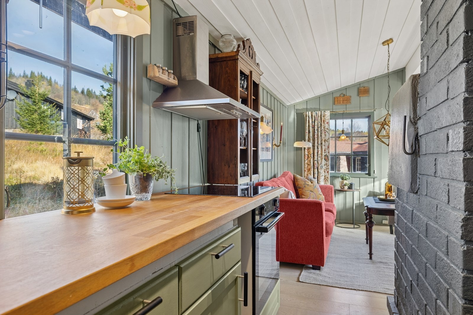 Kjøkkenet har nyere innredning med lakkerte profilerte fronter og heltre benkeplate. Praktisk utforming og god arbeidsflate gjør det enkelt å tilberede måltider. Galleribilde